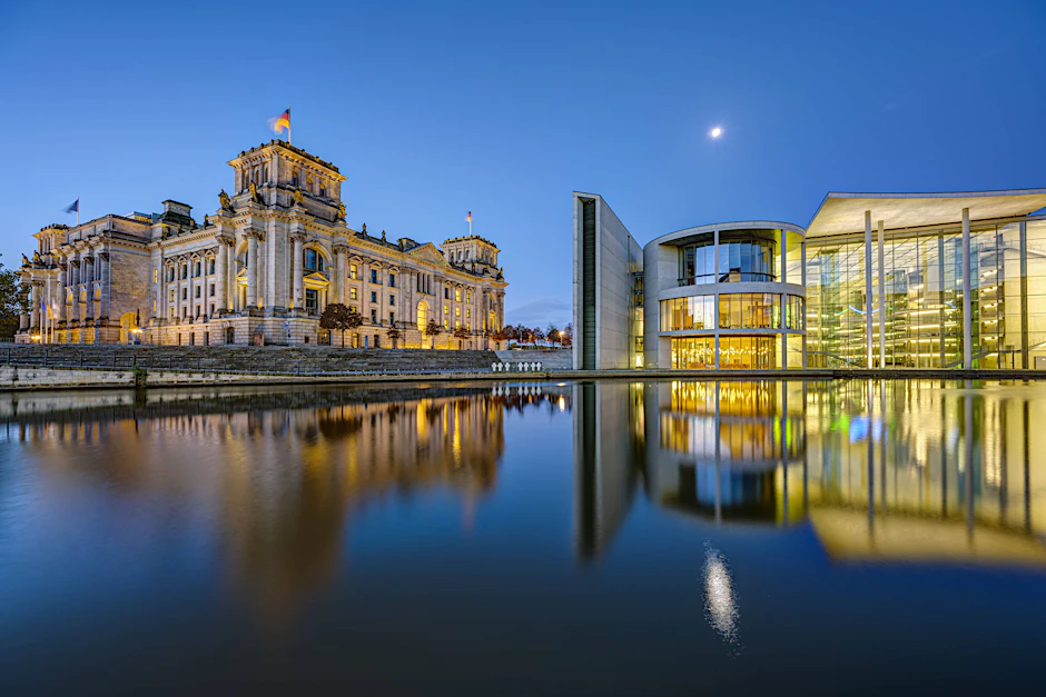 Blick auf das Parlaments- und Regierungsviertel in Berlin. Noch immer haben alle Ministerien einen Dienstsitz am Rhein und an der Spree.