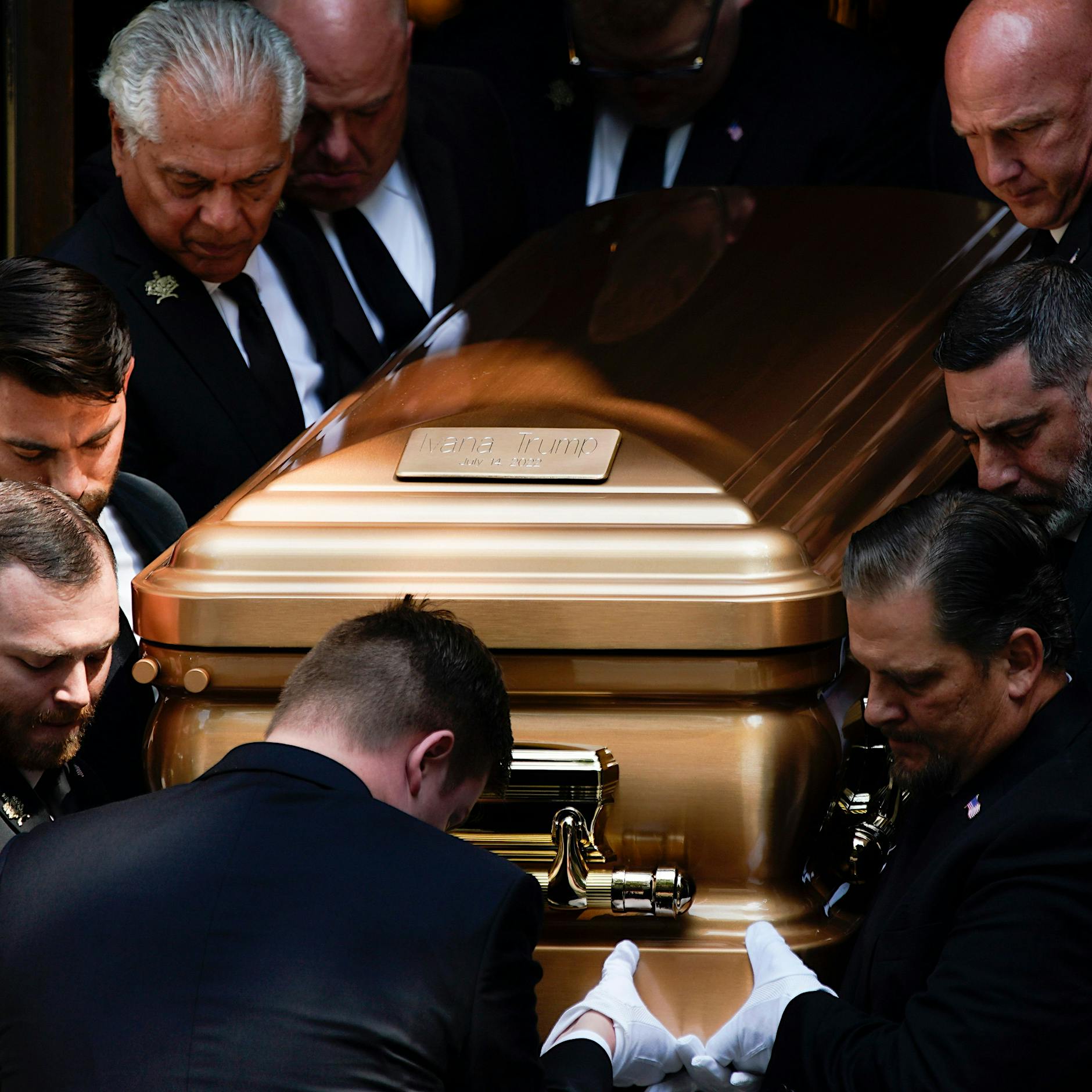 In goldenem Sarg: Beerdigung von Ivana Trump