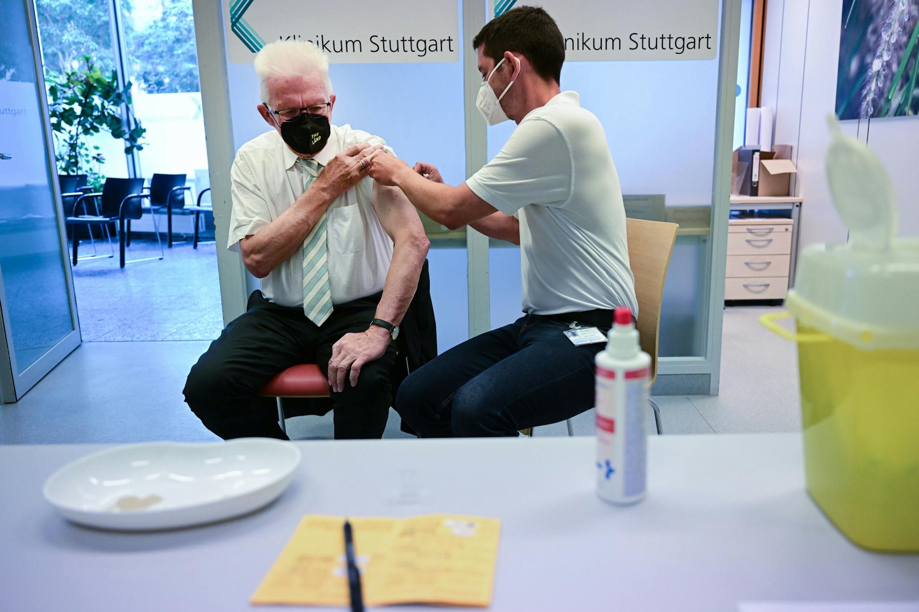 Er hat es getan: Winfried Kretschmann, Ministerpräsident von Baden-Württemberg, bei seiner zweiten Booster-Impfung. Kretschmann ist allerdings über 60.