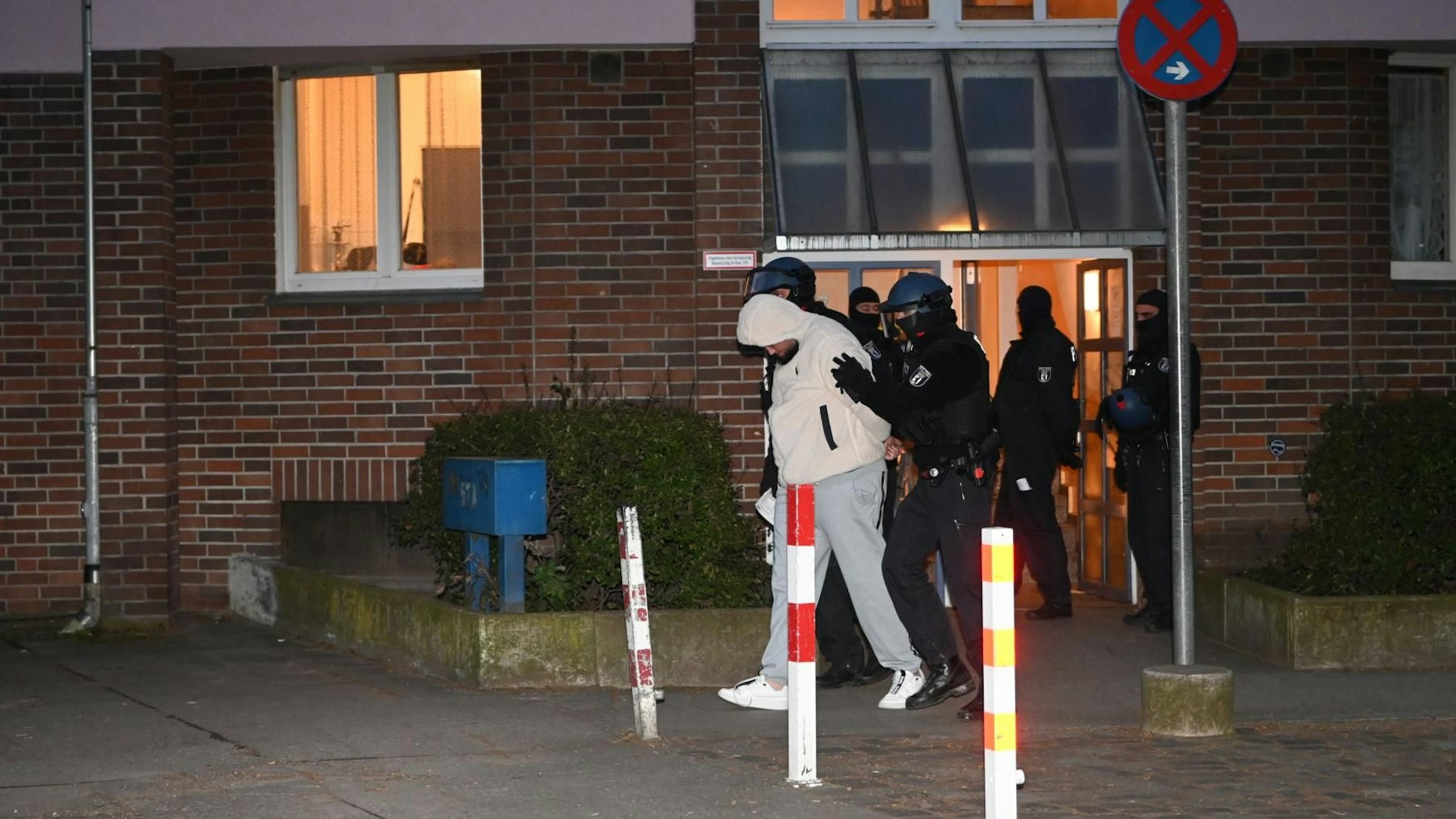 Am 1. März klickten die Handschellen: Im Morgengrauen verhafteten schwer bewaffnete Spezialkräfte die Angeklagten.