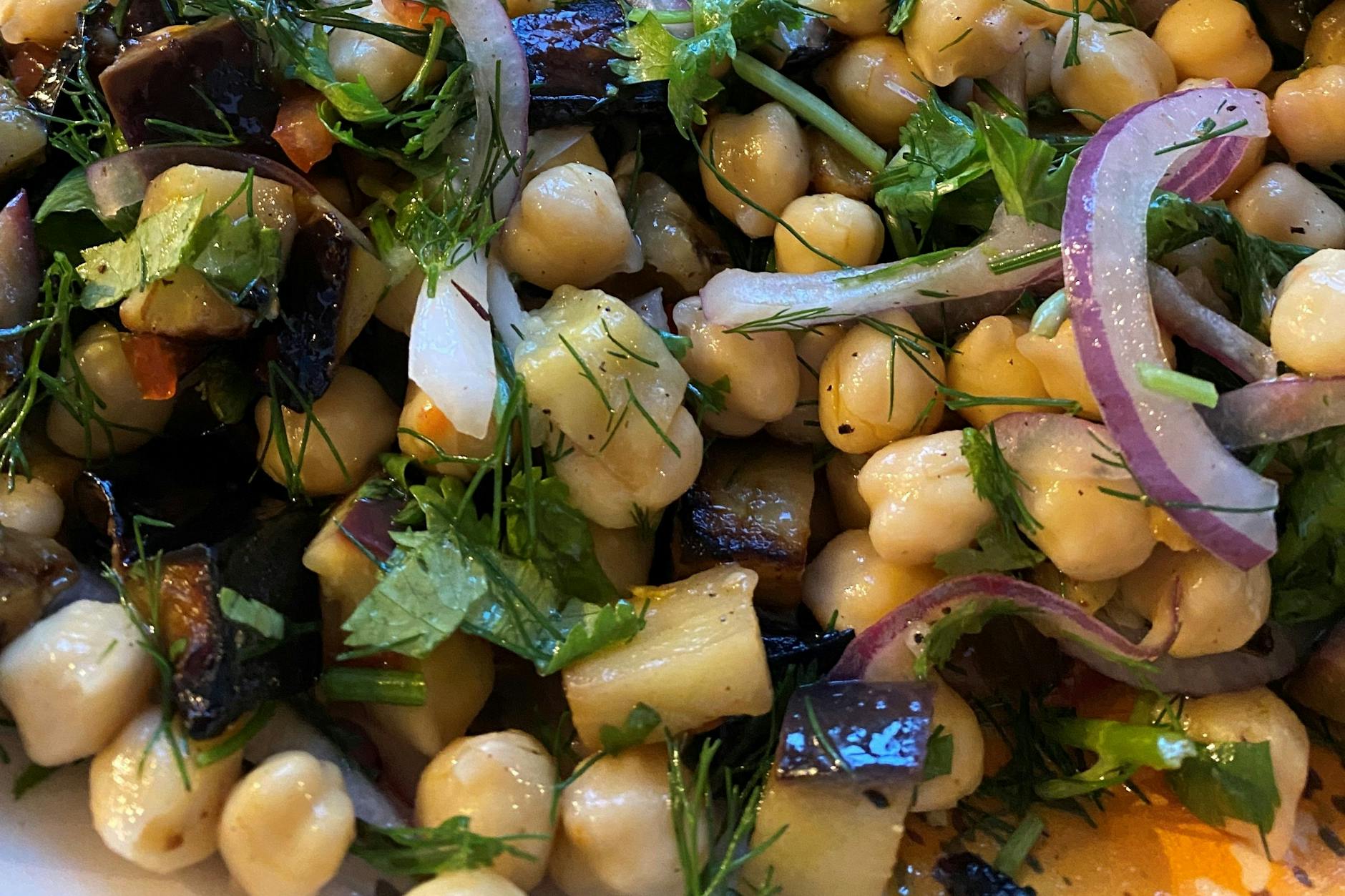 Close-up: Kichererbsen und gebratene Aubergine. It's a match!