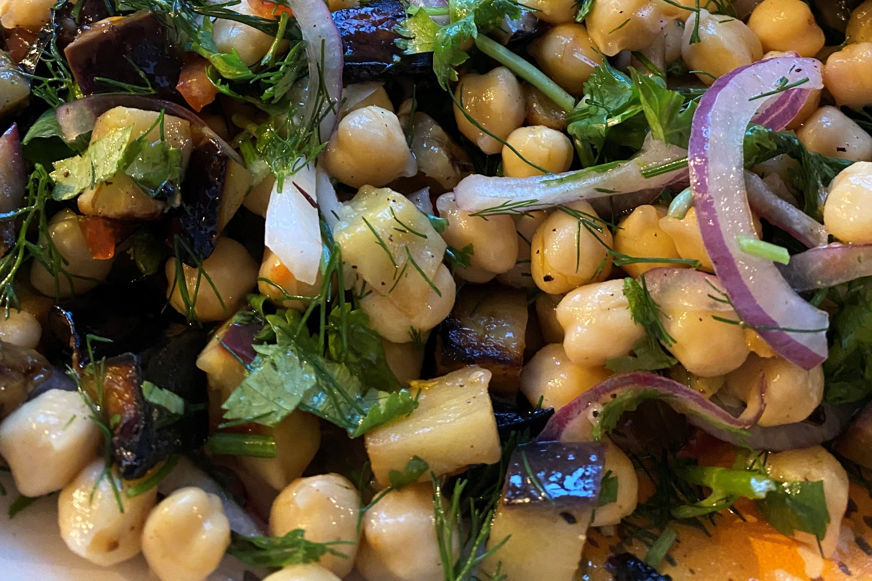 Close-up: Kichererbsen und gebratene Aubergine. It