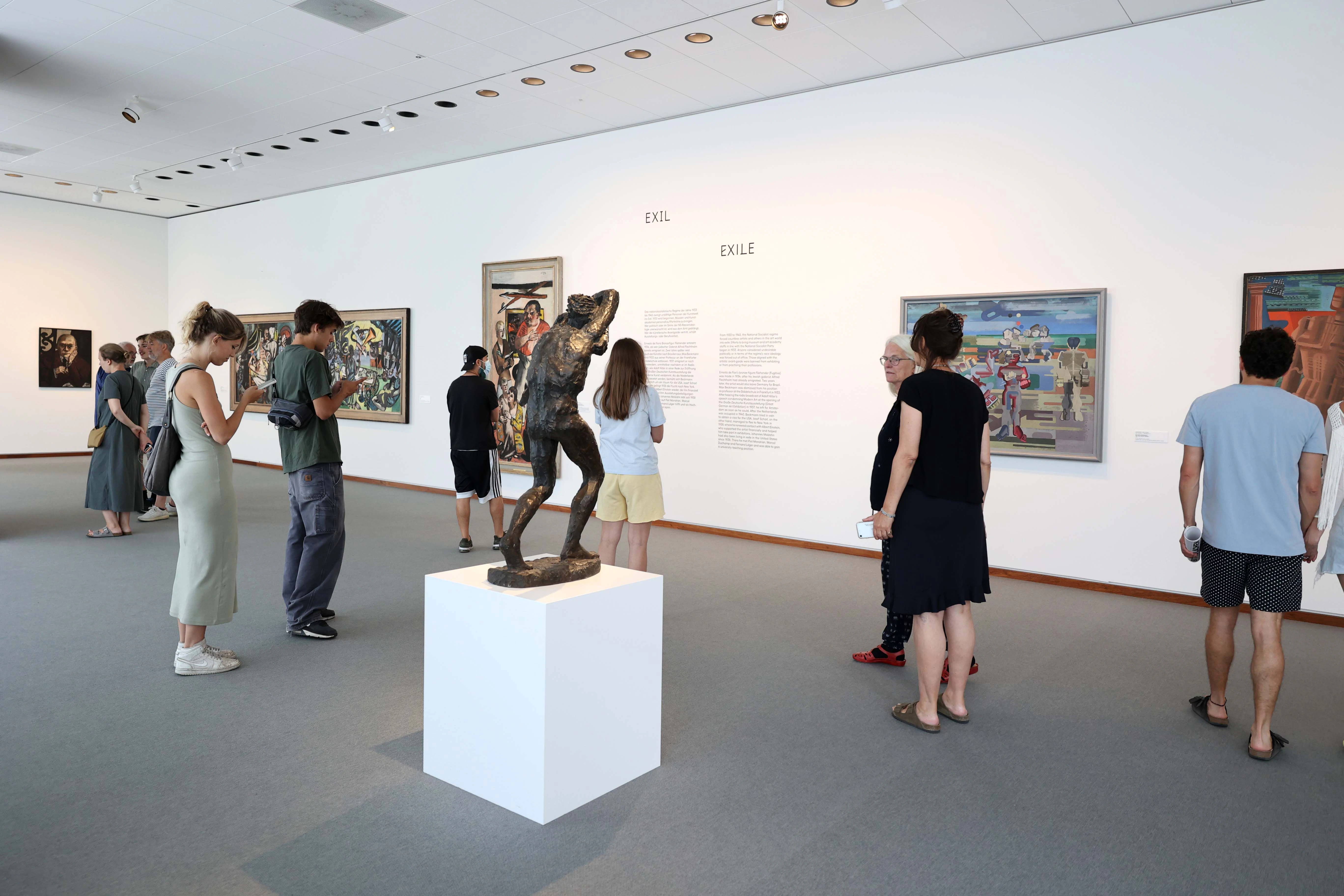 Die Sommerhitze ist da. Ein guter Platz zum Abkühlen ist die Neue Nationalgalerie.