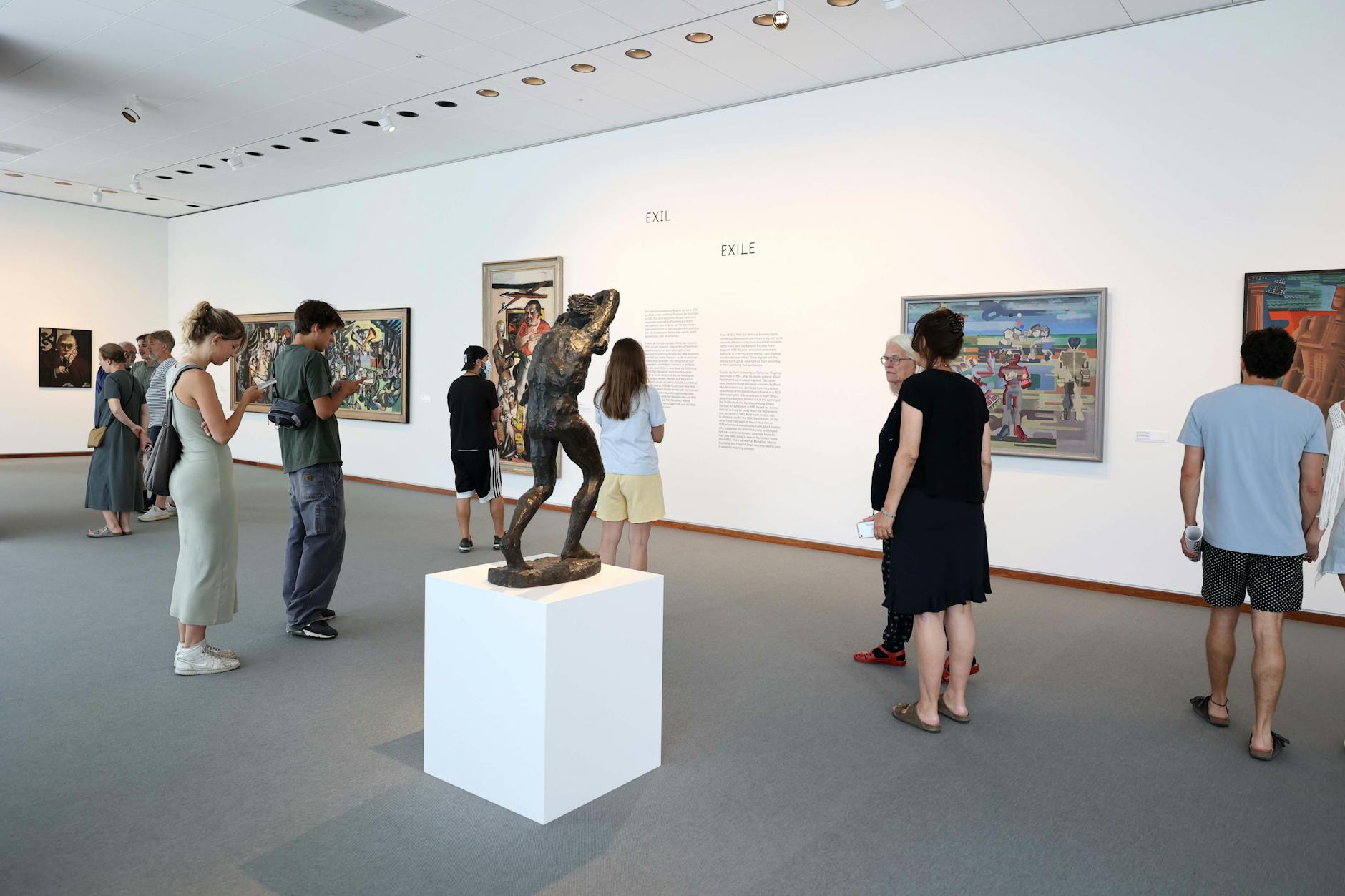 Die Sommerhitze ist da. Ein guter Platz zum Abkühlen ist die Neue Nationalgalerie.