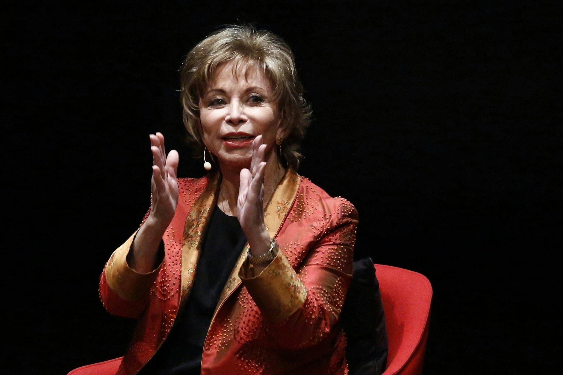 Isabel Allende, als Tochter chilenischer Eltern am 2. August 1942 in Peru geboren, lebt heute meistens in den USA.