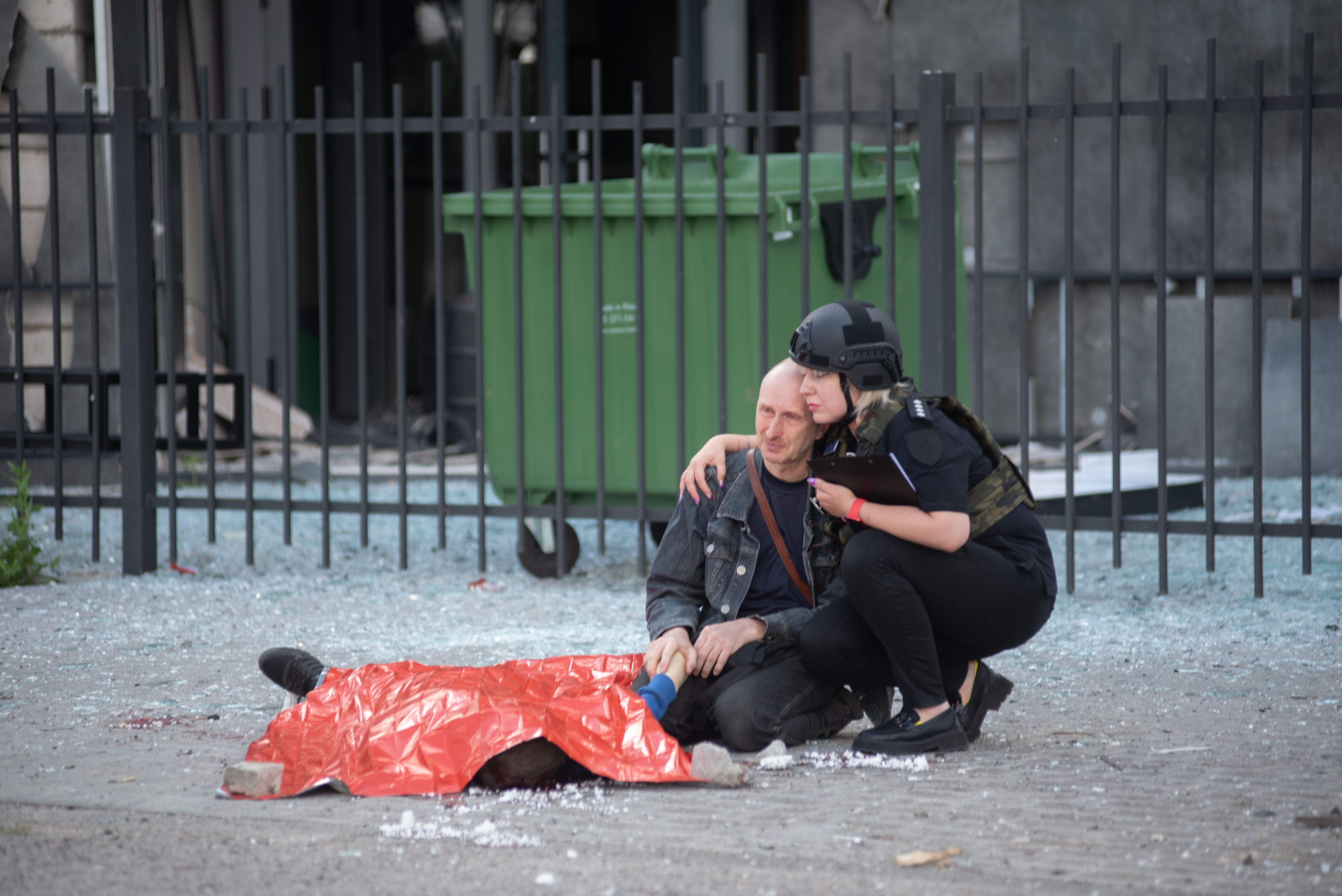 Nach Russen-Angriff auf Charkiw: Vater hält die Hand seines toten Sohnes
