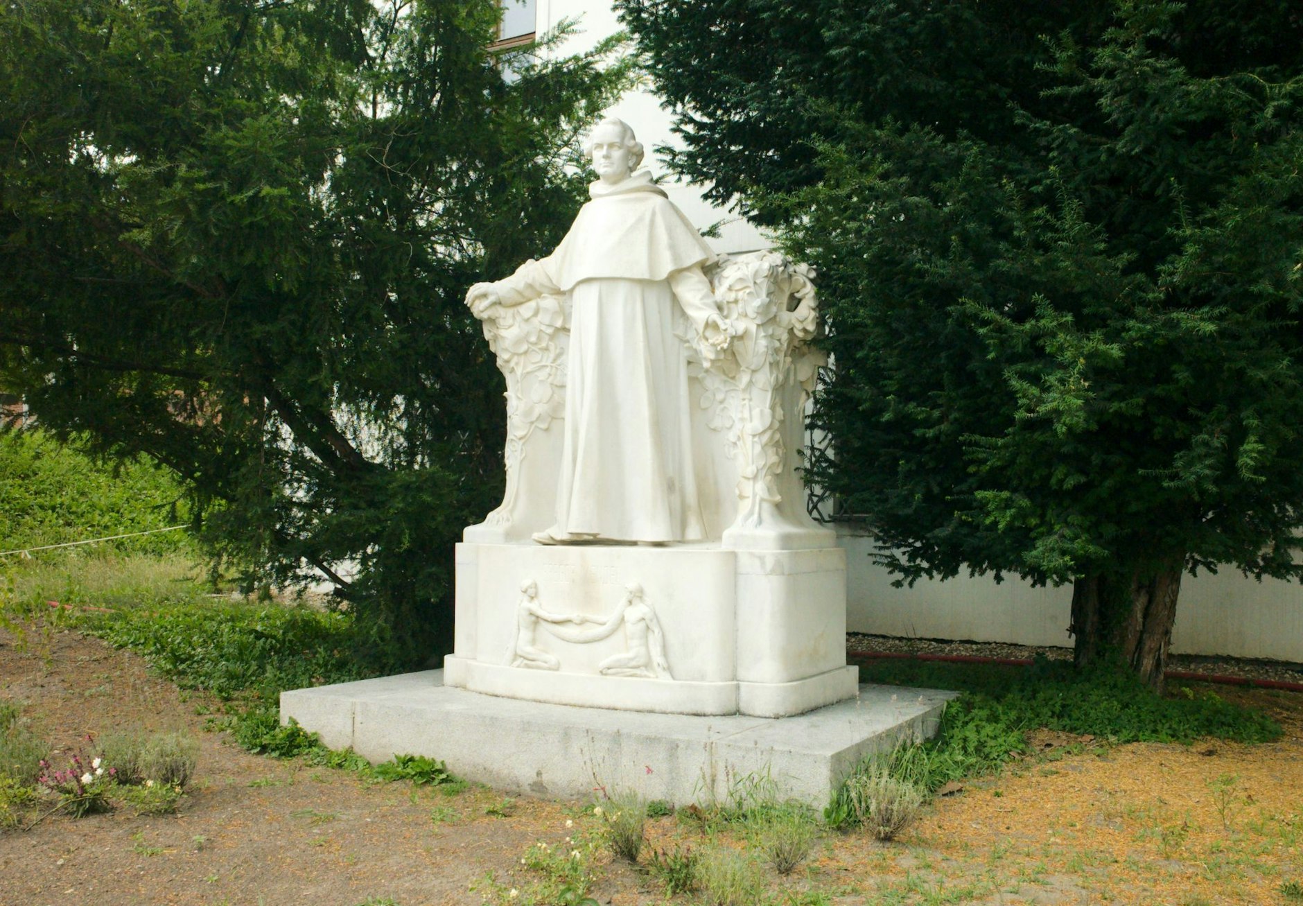 PRODUKTION - Eine Statue erinnert im Garten des Augustinerklosters im tschechischen Brünn (Brno) an den Mönch und Botaniker Gregor Johann Mendel.  