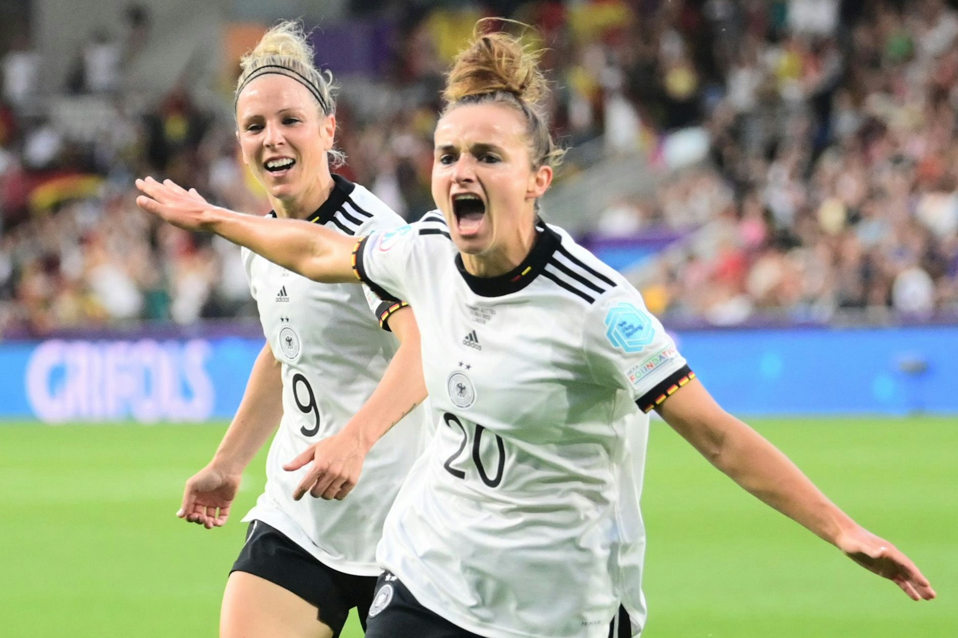 EM-Viertelfinale der Frauen im Brentford Community Stadium in London: Deutschlands Lina Magull (r.) jubelt mit Svenja Huth nach ihrem Treffer zum 1:0.