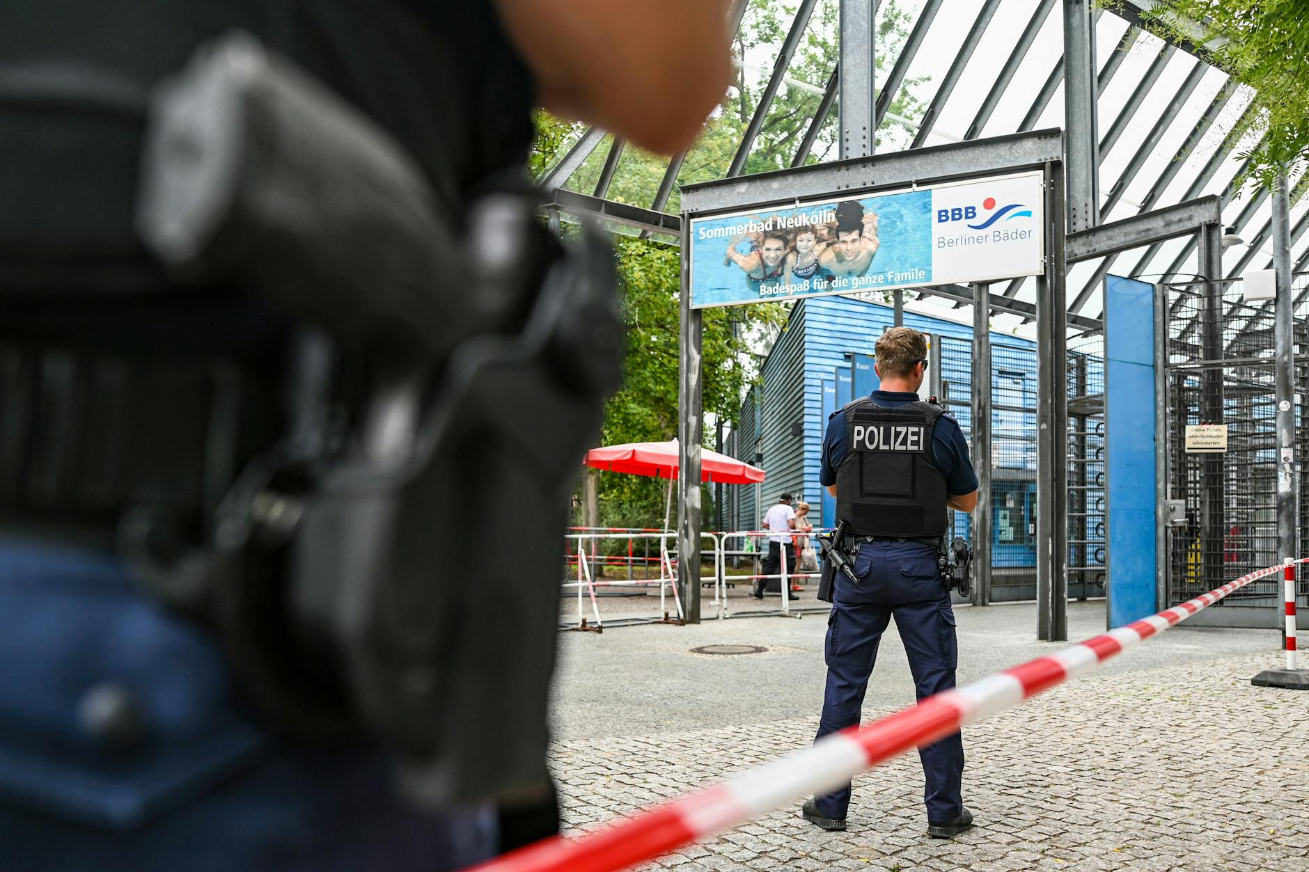 Am Dienstagabend kam es im Neuköllner Columbiabad zu einer heftigen Auseinandersetzung. Polizei und Feuerwehr rückten mit einem Großaufgebot an. Elf Personen wurden verletzt. Es gab drei Festnahmen.