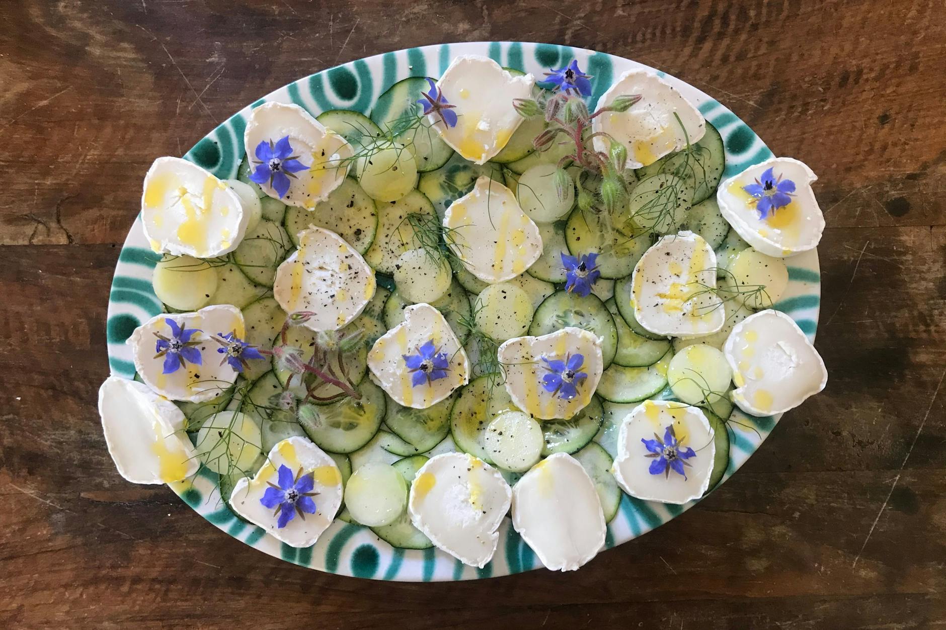 Im Hochsommer ist Zucchini-Zeit: wohin also mit dem „Unkraut“? Ab in den Sommersalat. Dazu passt am besten grüne Melone.