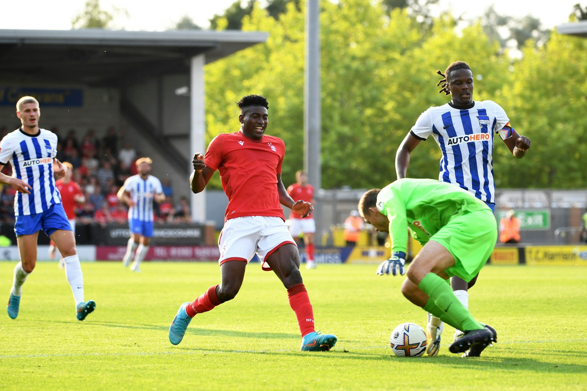 Double-Berlin-Feature für Taiwo Awoniyi (M.) – am Mittwoch ging es gegen Hertha, am Sonnabend kommt der Stürmer mit Nottingham Forest in die Alte Försterei zurück zum 1. FC Union.
