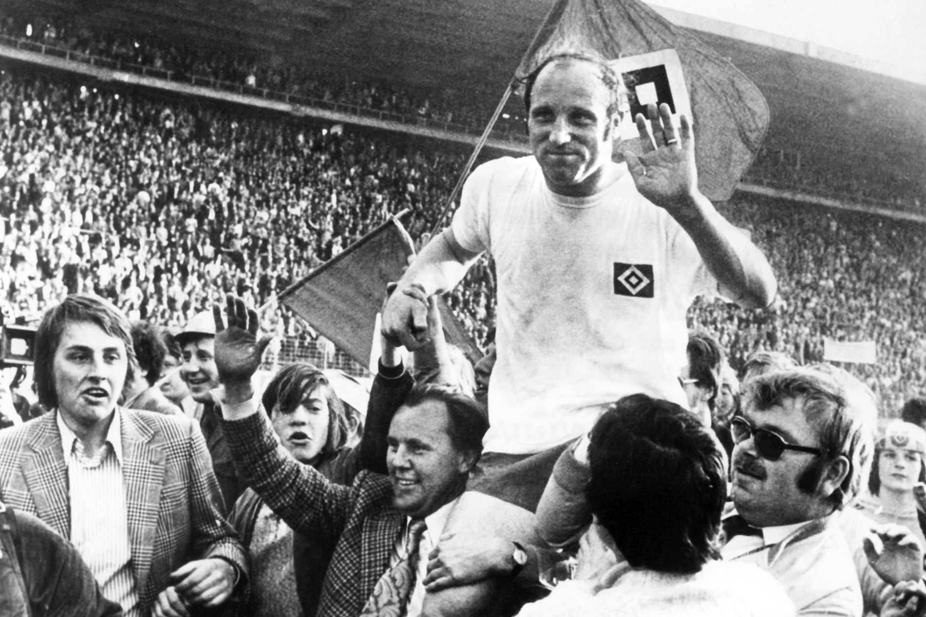 „Uns Uwe“ Seeler erzielte mehr als 400 Tore für den HSV. Er war Liebling aller Fans und sie trugen ihn auf Schultern.