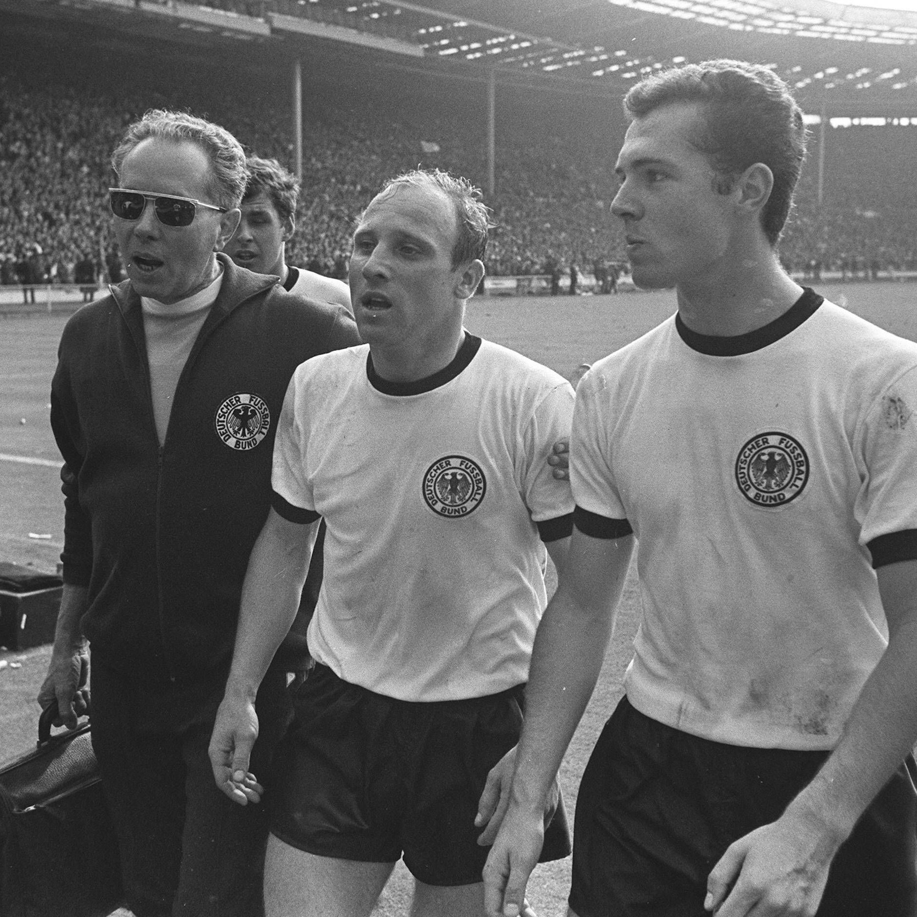 Uwe Seeler und Franz Beckenbauer nach dem 2:4-WM-Finale gegen England.