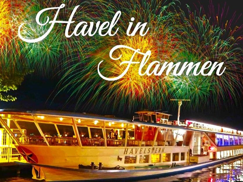 Unterwegs sind Sie mit unserem beliebten Panorama-Schiff „Havelstern“ mit großzügigem Sonnendeck sowie Panorama-Bugsalon