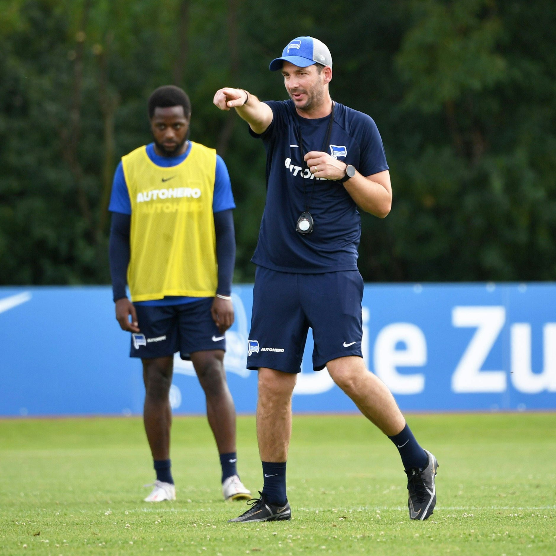 Deyovaisio Zeefuik hört genau zu, wenn Herthas Trainer Sandro Schwarz taktische Anweisungen erklärt.