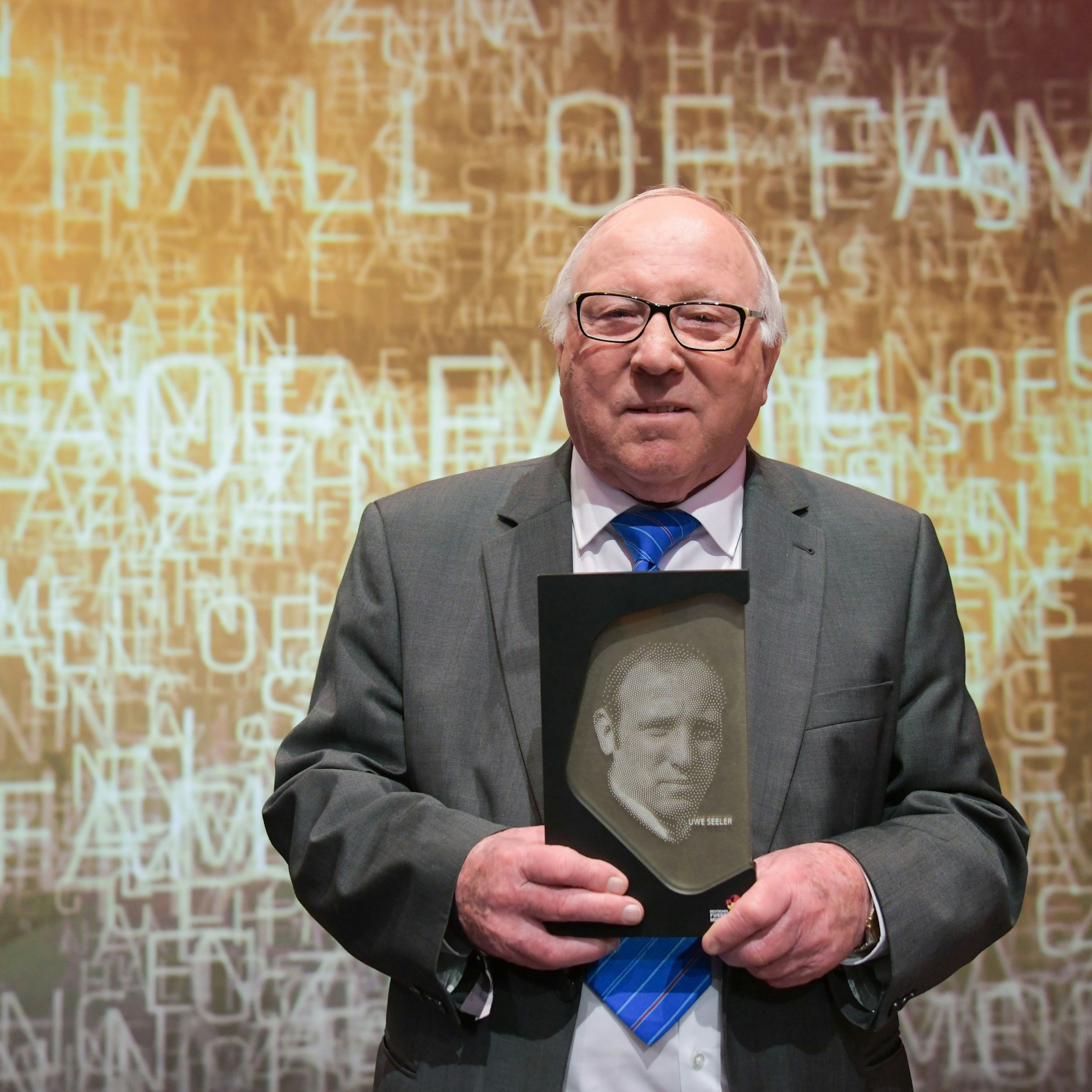 Gala zur Einweihung der Hall of Fame des deutschen Fußballs im Deutschen Fußballmuseum. Uwe Seeler hält seine Trophäe.