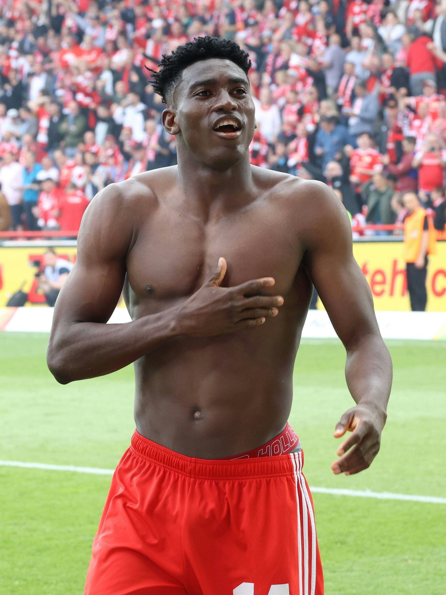 Union zieht zum zweiten Mal in Folge in Europa ein und Torschütze Taiwo Awoniyi vor Freude blank.