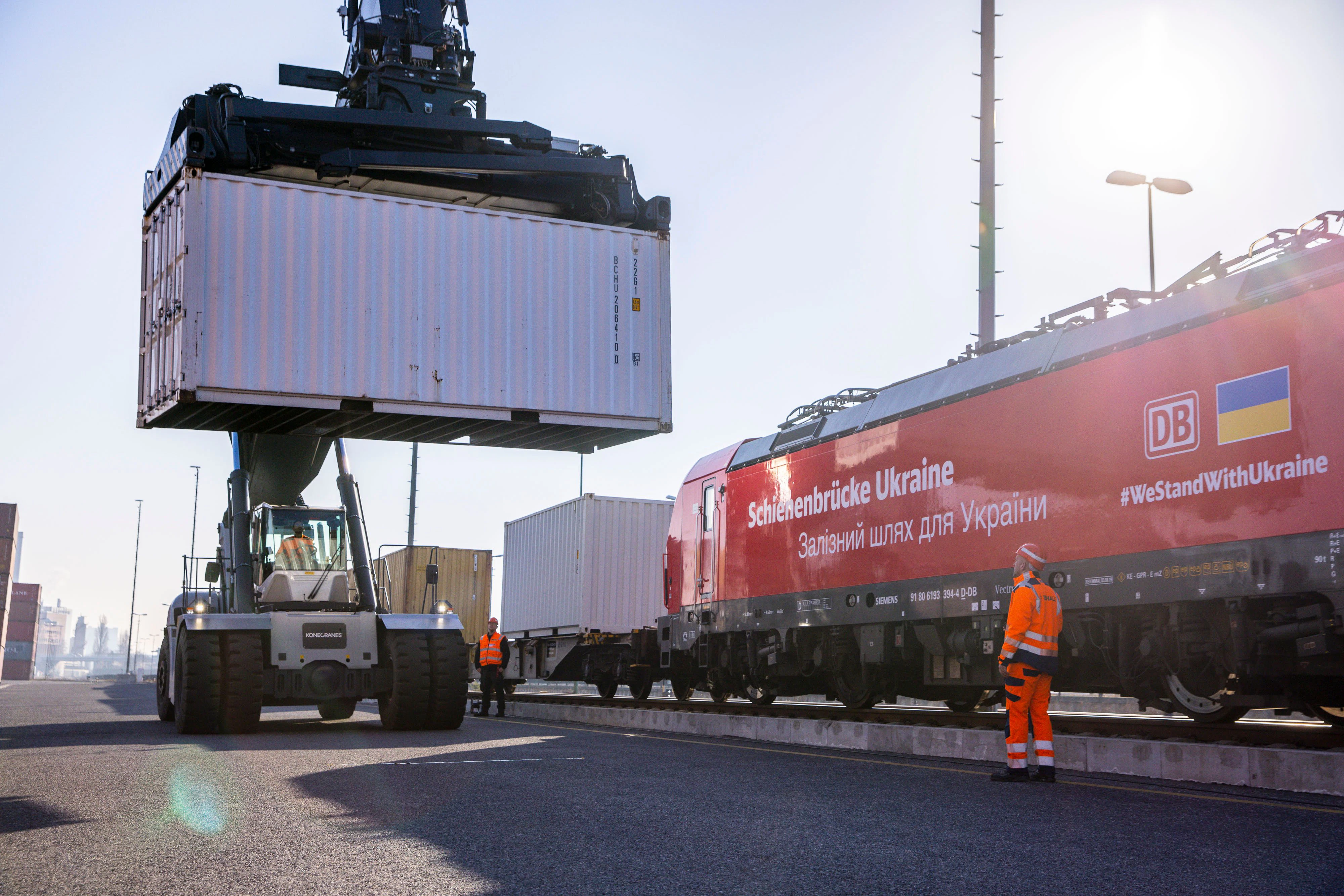 Am Logistikstandort Westhafen spielt die Bahn eine bedeutende Rolle. Ende März verladen Arbeiter Container auf einen Zug der DB-Schienenbrücke Ukraine.