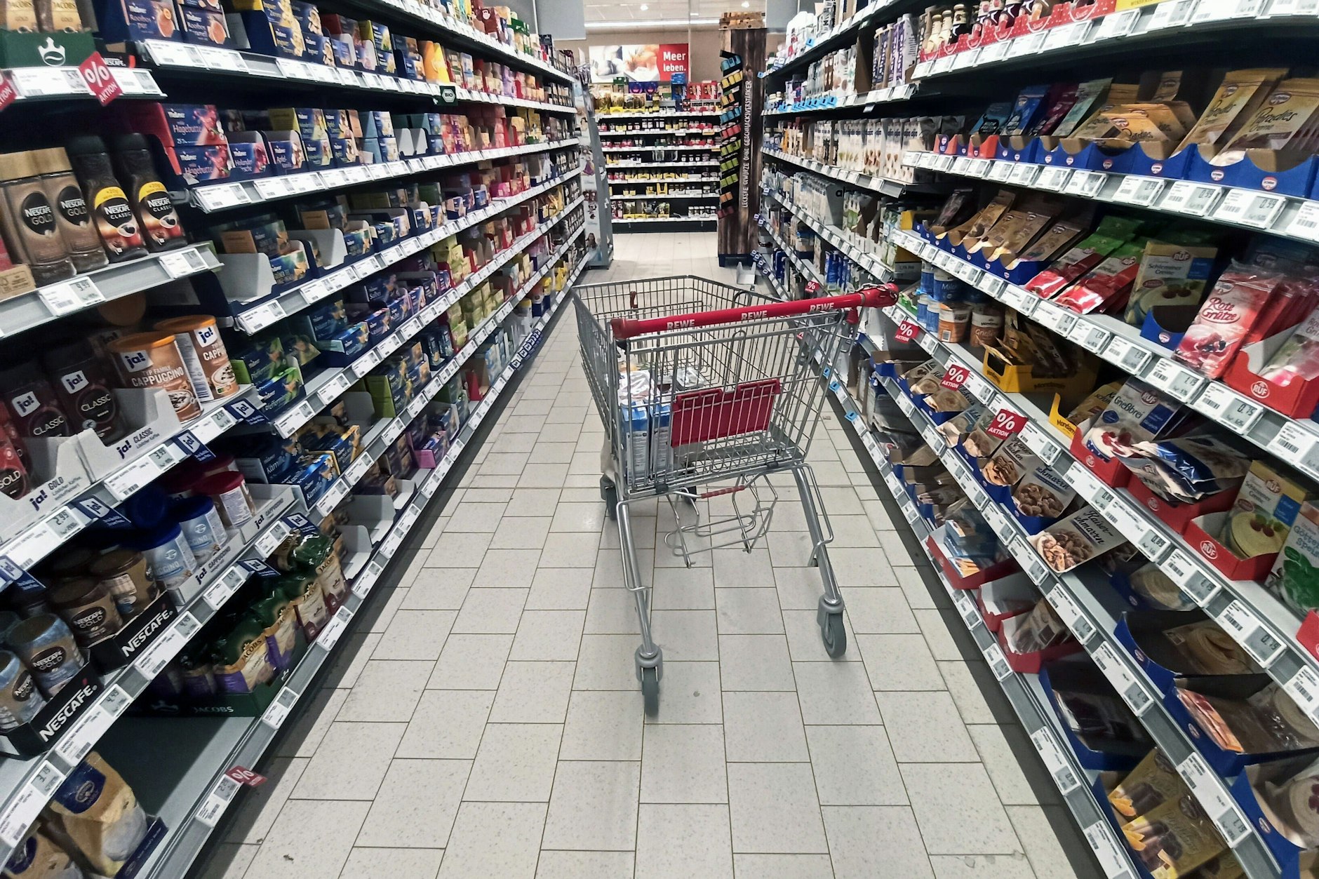Einkauf in einem Supermarkt oder Discounter zu Zeiten von Corona und Krieg in der Ukraine. Die Menschen halten nach Angeboten Ausschau.