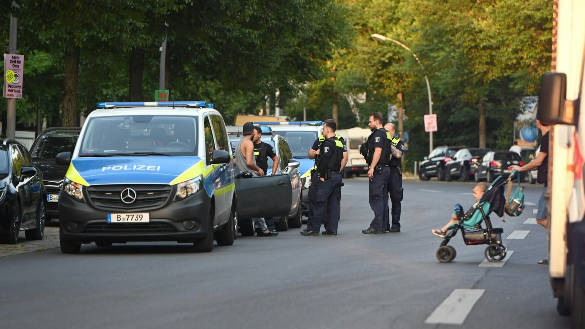 Krawall im Columbiabad. Polizisten befragen einen Badegast.