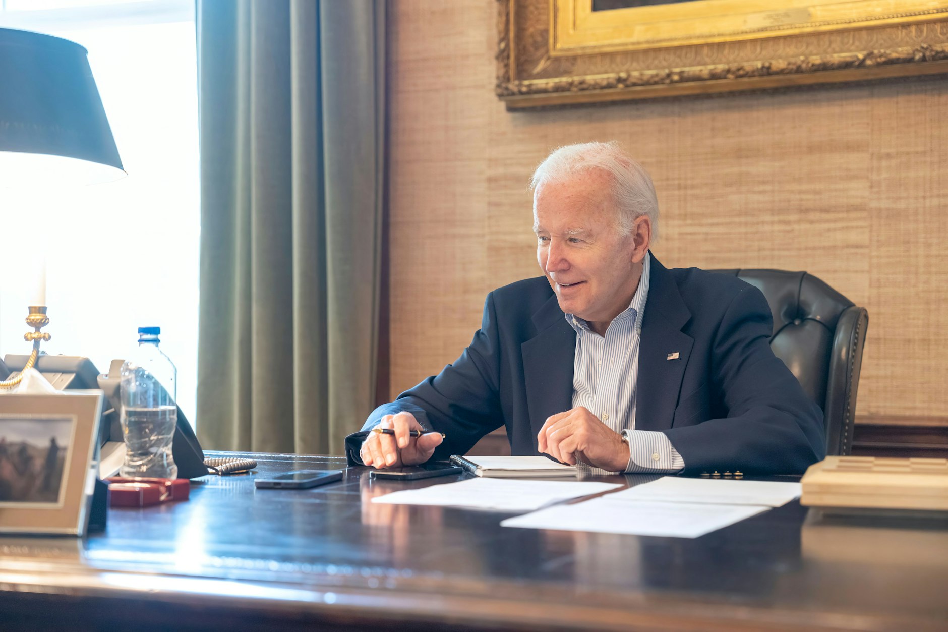 Auf diesem vom Weißen Haus zur Verfügung gestellten Bild spricht Präsident Joe Biden (79) mit Senator Bob Casey am Telefon im Treaty Room in der Residenz des Weißen Hauses.  Biden hat sich mit dem Coronavirus infiziert.