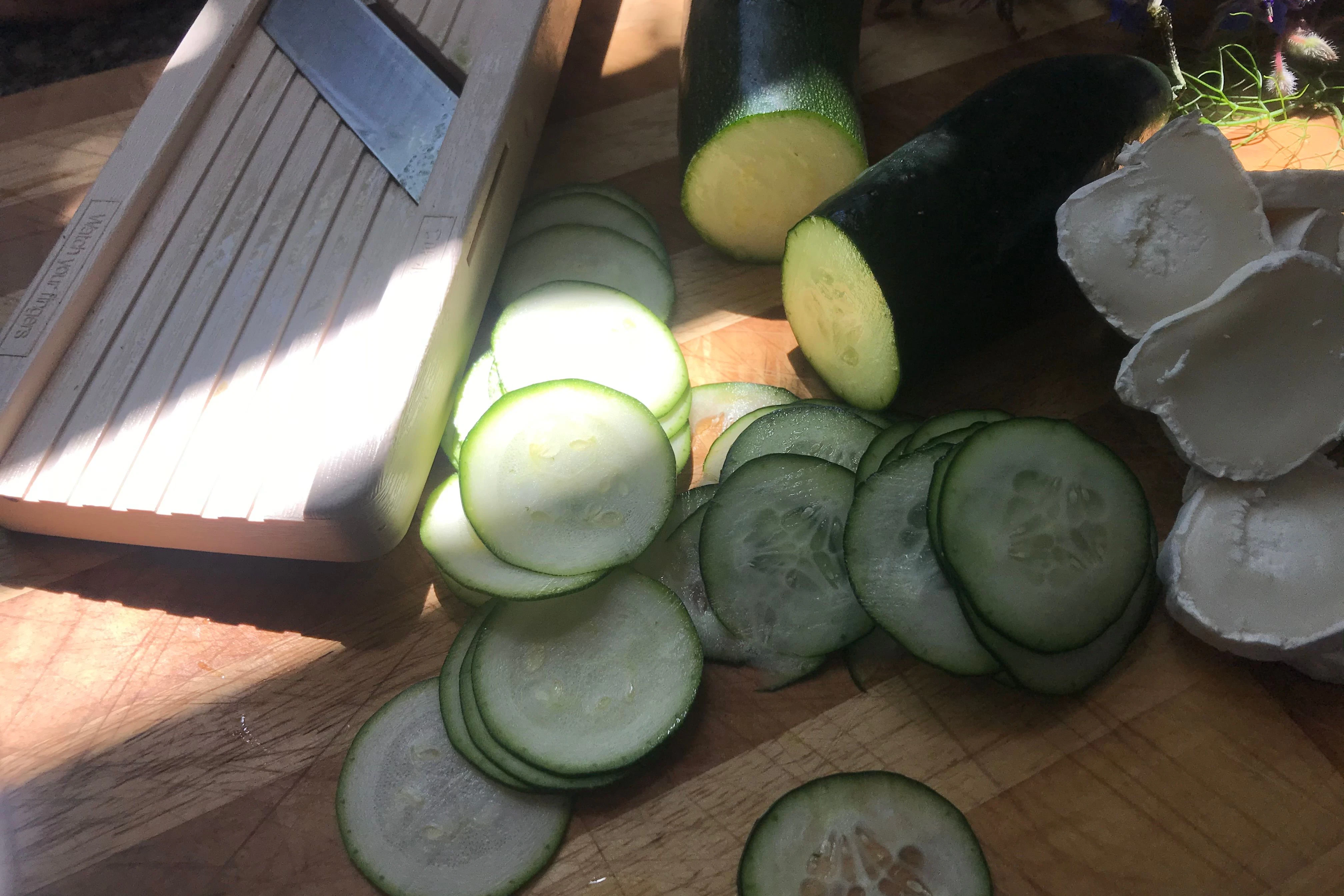Schritt 1: Zucchini hobeln. Passen Sie auf Ihre Finger auf!