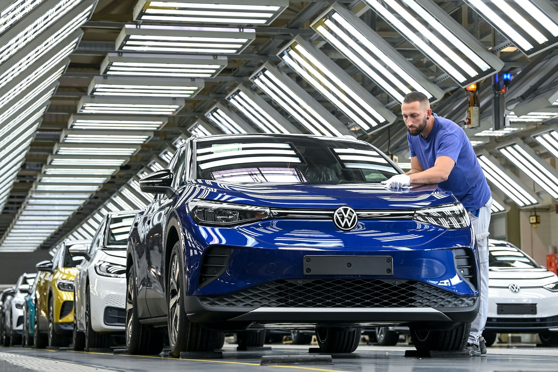 Elektroautos auf einem Band bei VW. Über die Kosten der Fahrzeuge für den Kunden gibt es oft Diskussionen.