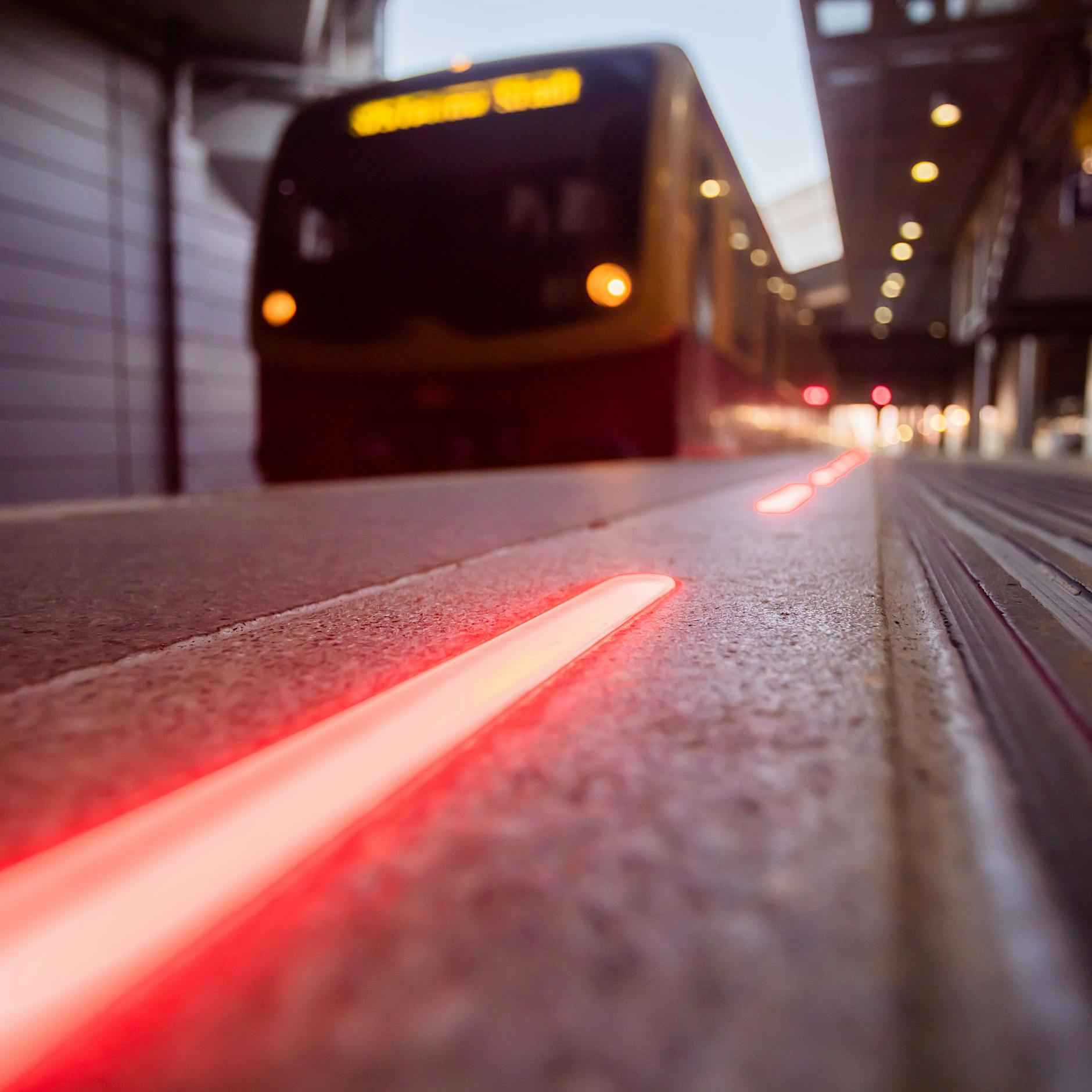 Was steckt hinter der leuchtenden Bahnsteigkante im Bahnhof Südkreuz?