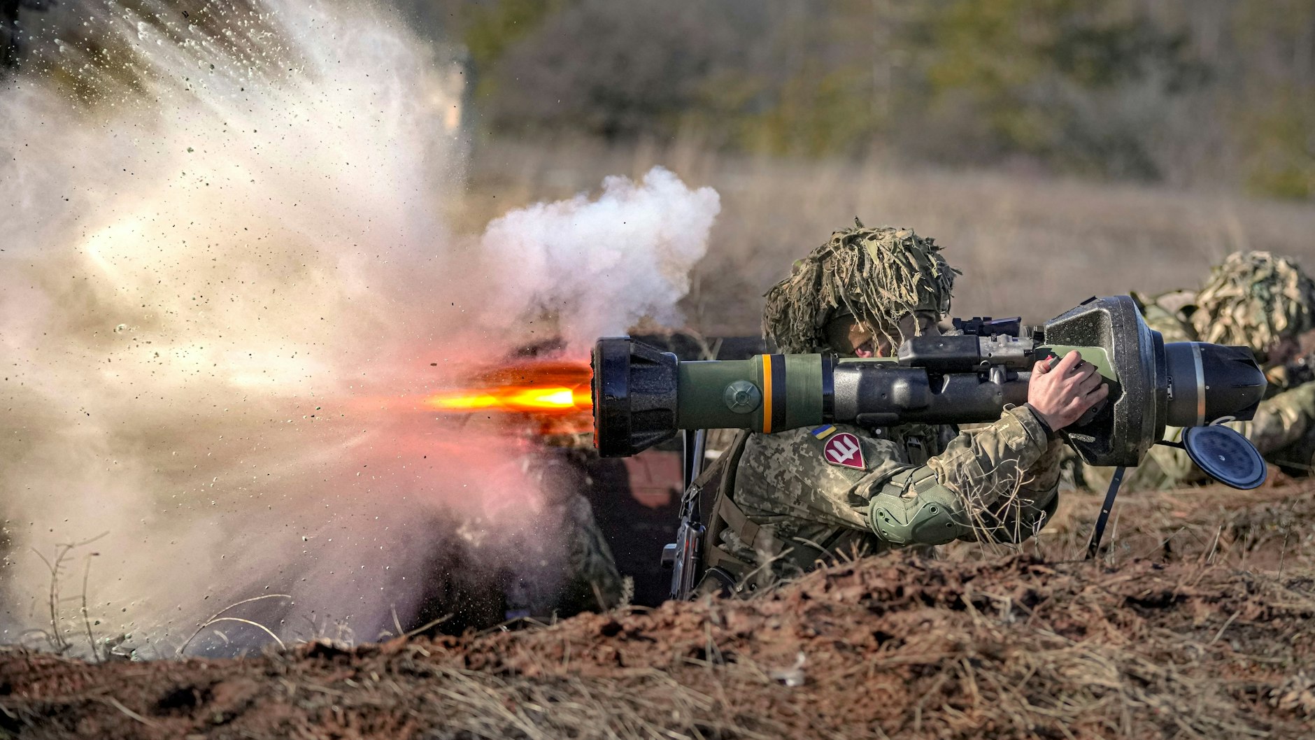 Ukrainischer Soldat feuert eine NLAW&nbsp; Anti-Panzer-Rakete ab.