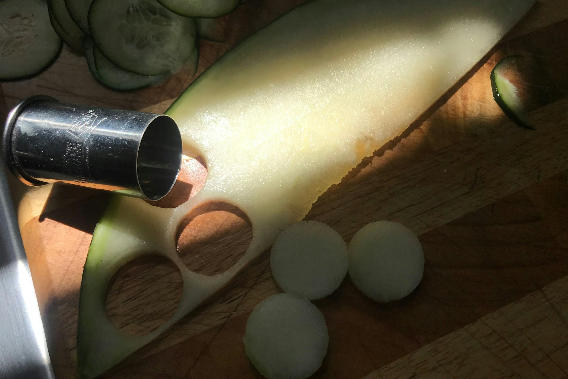 Schritt 2: Melonen ausstechen. Das macht ein bisschen Arbeit.