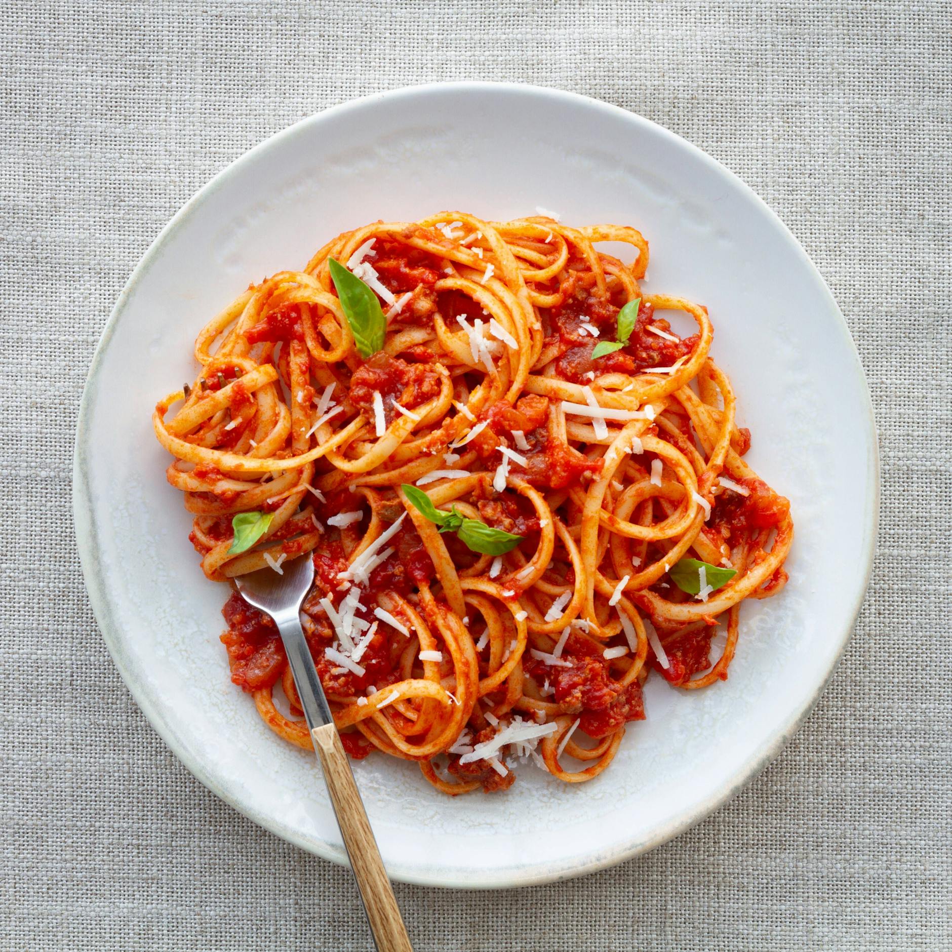Spaghetti Bolognese: Traditionell werden die Nudeln vor dem Servieren mit der Soße vermischt. Doch die nach dem Rezept zubereitete Soße kann auch separat gereicht werden.