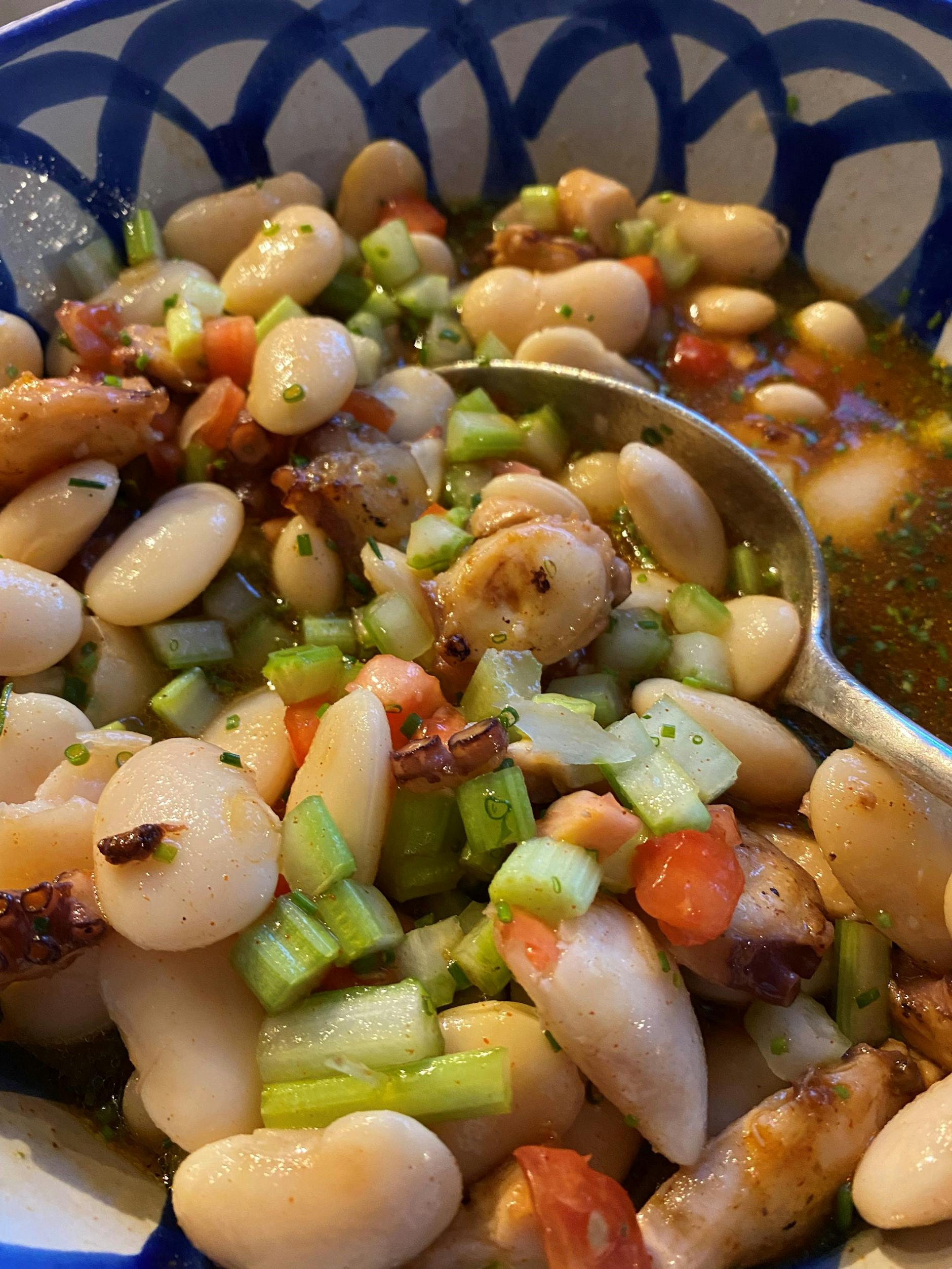 Auch eine wunderbare Kombination für die heißen Tage: dicke Bohnen mit Thunfisch und Staudensellerie.