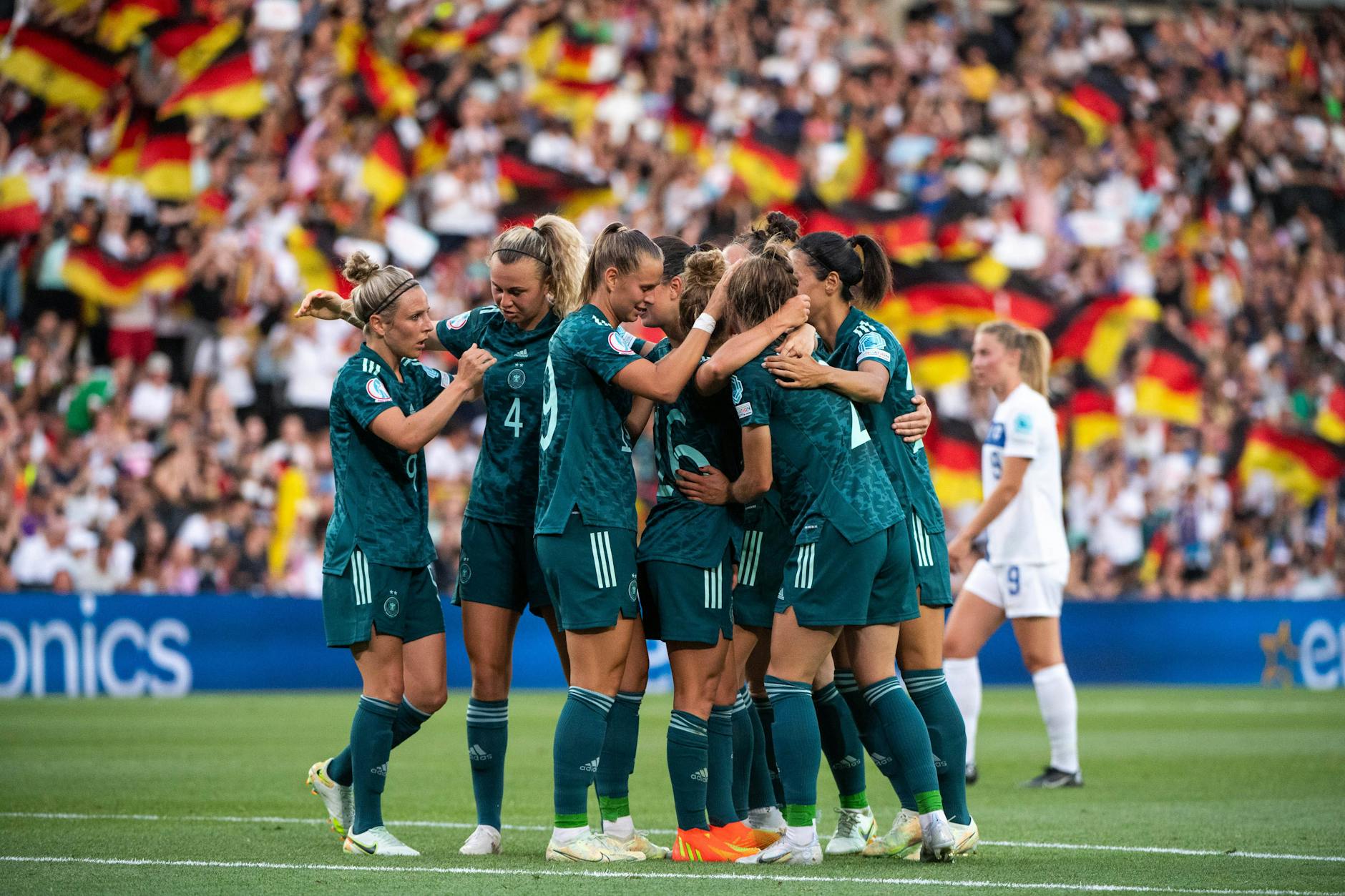 Die deutsche Nationalmannschaft feiert ein Tor, doch die Spielerinnen werden im Alltag noch immer herabgewürdigt.