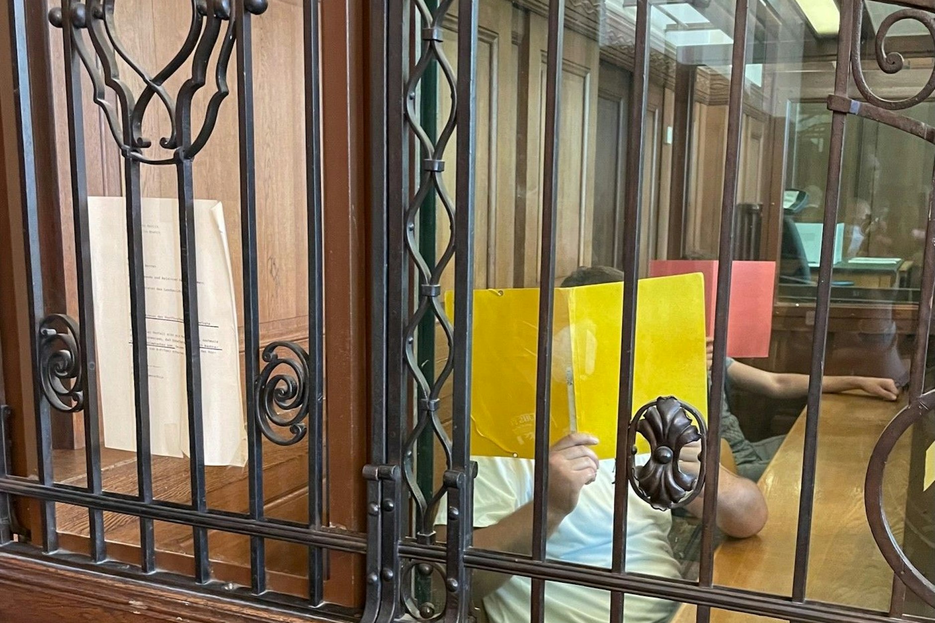 Zwei der Angeklagten: Muhamed Ali C. (22, gelbe Pappe) und Mahmoud C. (21, rote Pappe).