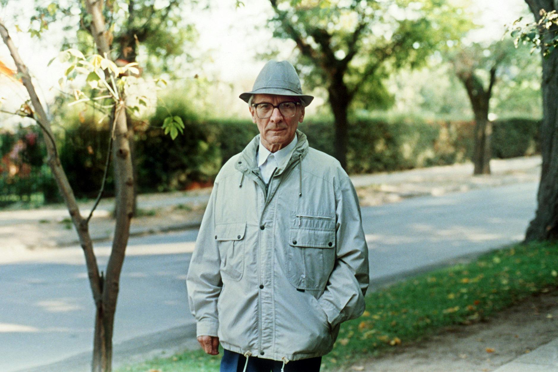 Der frühere Staats- und Parteichef der DDR, Erich Honecker, im April 1993 bei einem Spaziergang durch Santiago de Chile