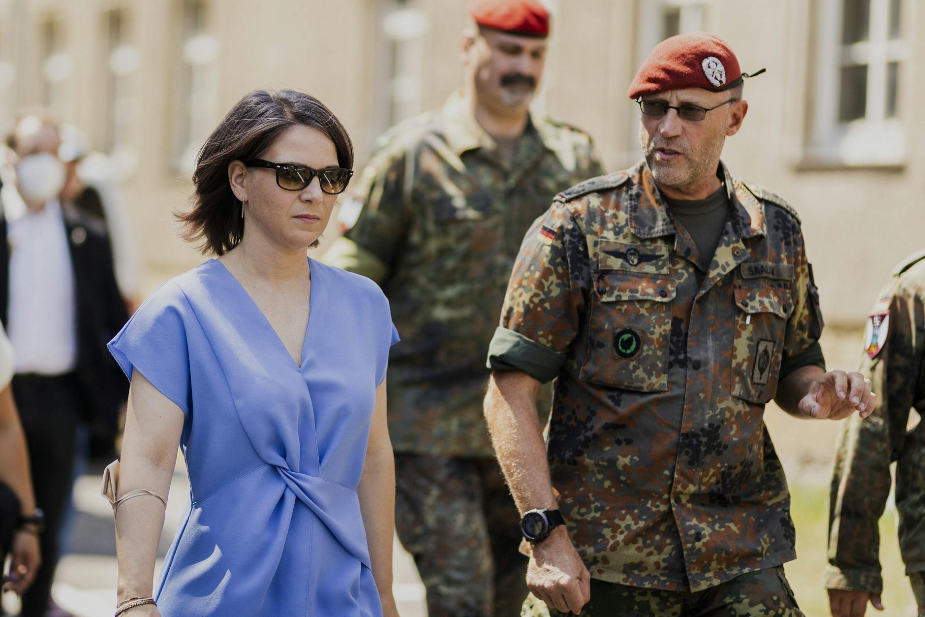 Annalena Baerbock und der Kommandeur des ABC-Abwehrkommandos der Bundeswehr.