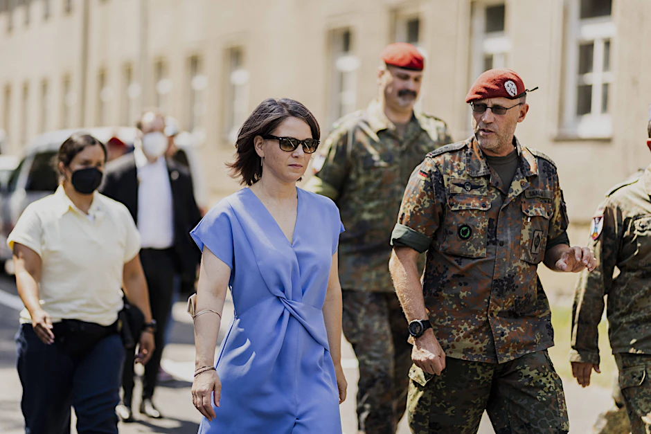 Annalena Baerbock und der Kommandeur des ABC-Abwehrkommandos der Bundeswehr.