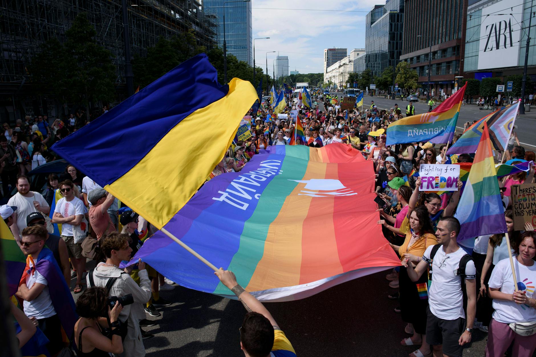 Der diesjährige Kyiv Pride fand in Warschau statt. Auch am heutigen CSD in Berlin spielen LGBTQ-Ukrainer eine wichtige Rolle.