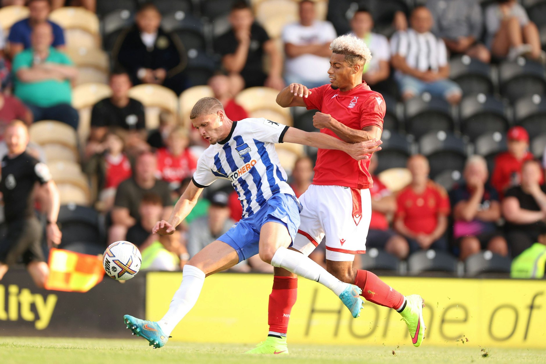 Marton Dardai hatte in der der ersten Hälfte beim 1:3-Test gegen Nottingham Forest nicht immer alles im Griff.