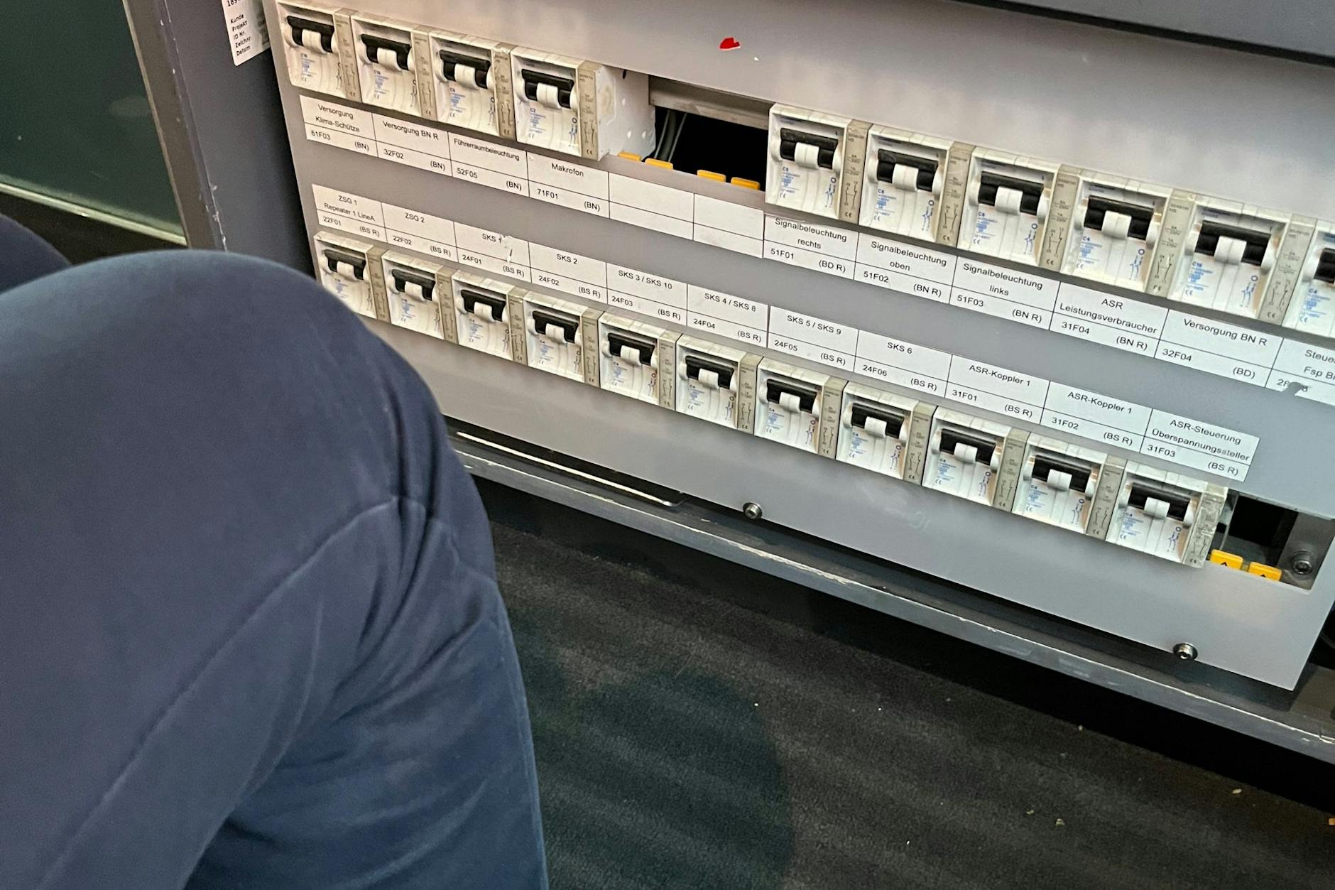 Sicherungskasten im ICE – ohne Verkleidung, die ist abgefallen.