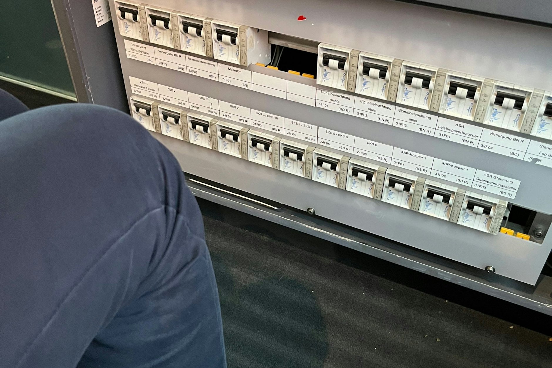 Sicherungskasten im ICE – ohne Verkleidung, die ist abgefallen.