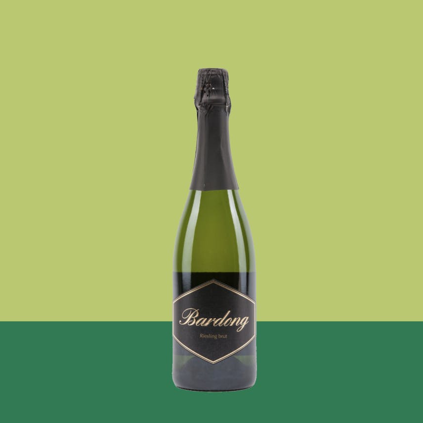 Mit einer feinen Perlage, mit für einen Riesling angenehm-harmonischer Säure und dem filigranen Gesamtgerüst animiert er zum Mehr trinken.