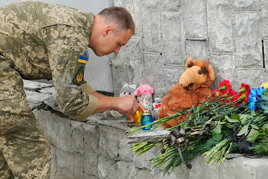 Ein ukrainischer Soldat zündet in Winnyzja eine Kerze für die Opfer russischen Beschusses an. Bei einem Raketenangriff wurden dort mehrere Menschen getötet und weitere verletzt.  