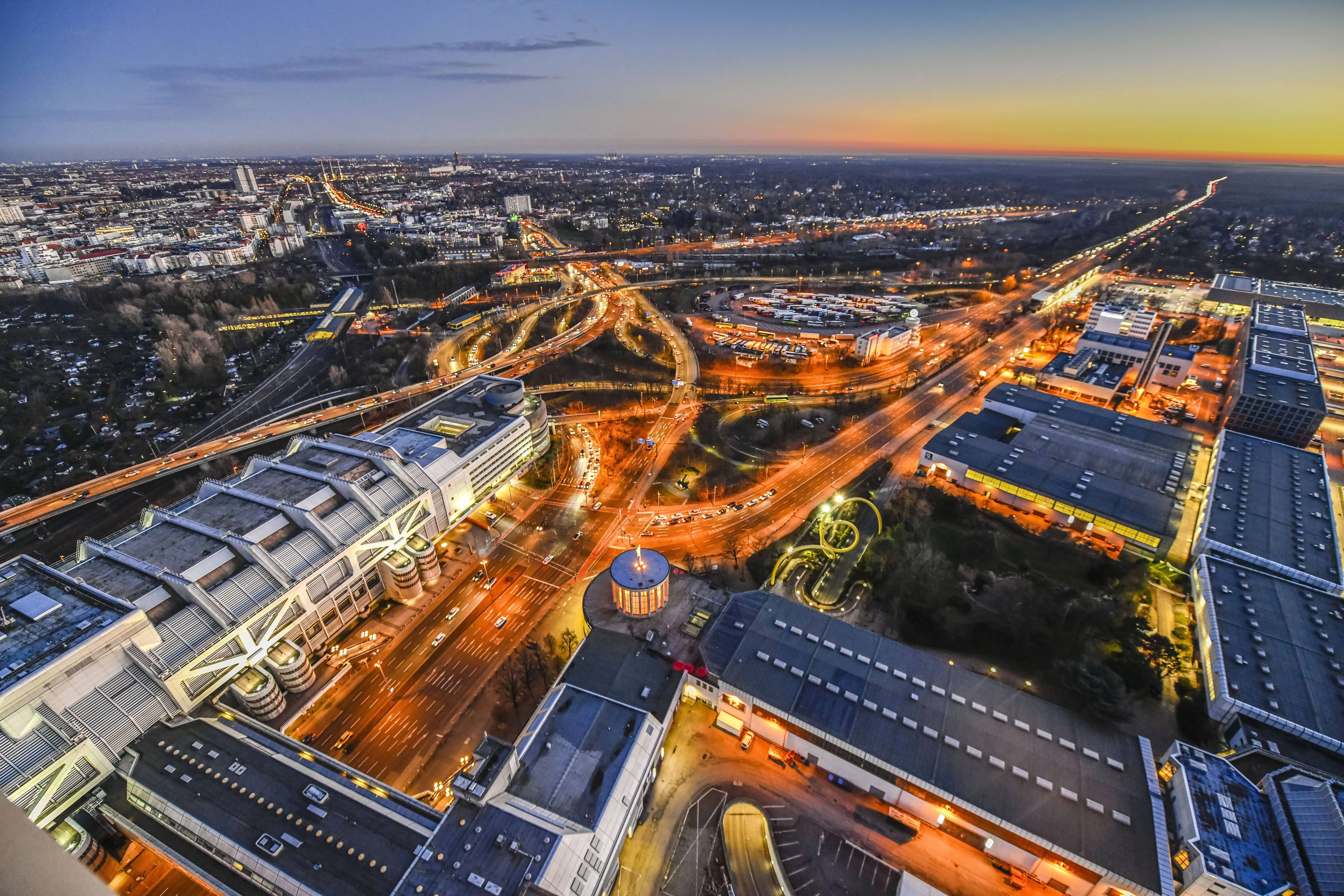 Einige Kilometer von der A111 entfernt erstreckt sich das Autobahndreieck Funkturm. Auch der Knotenpunkt zwischen der A100 und der A115 am ICC wird erneuert. Im zweiten Halbjahr 2022 soll die öffentliche Auslegung der Planfeststellungsunterlagen starten. Der Bau soll frühestens 2023 beginnen und acht Jahre dauern.