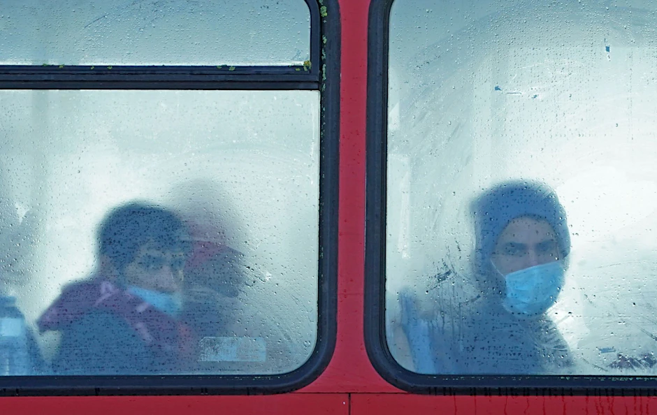 ARCHIV - Eine Gruppe von Migranten in einem Bus im britischen Dover.  