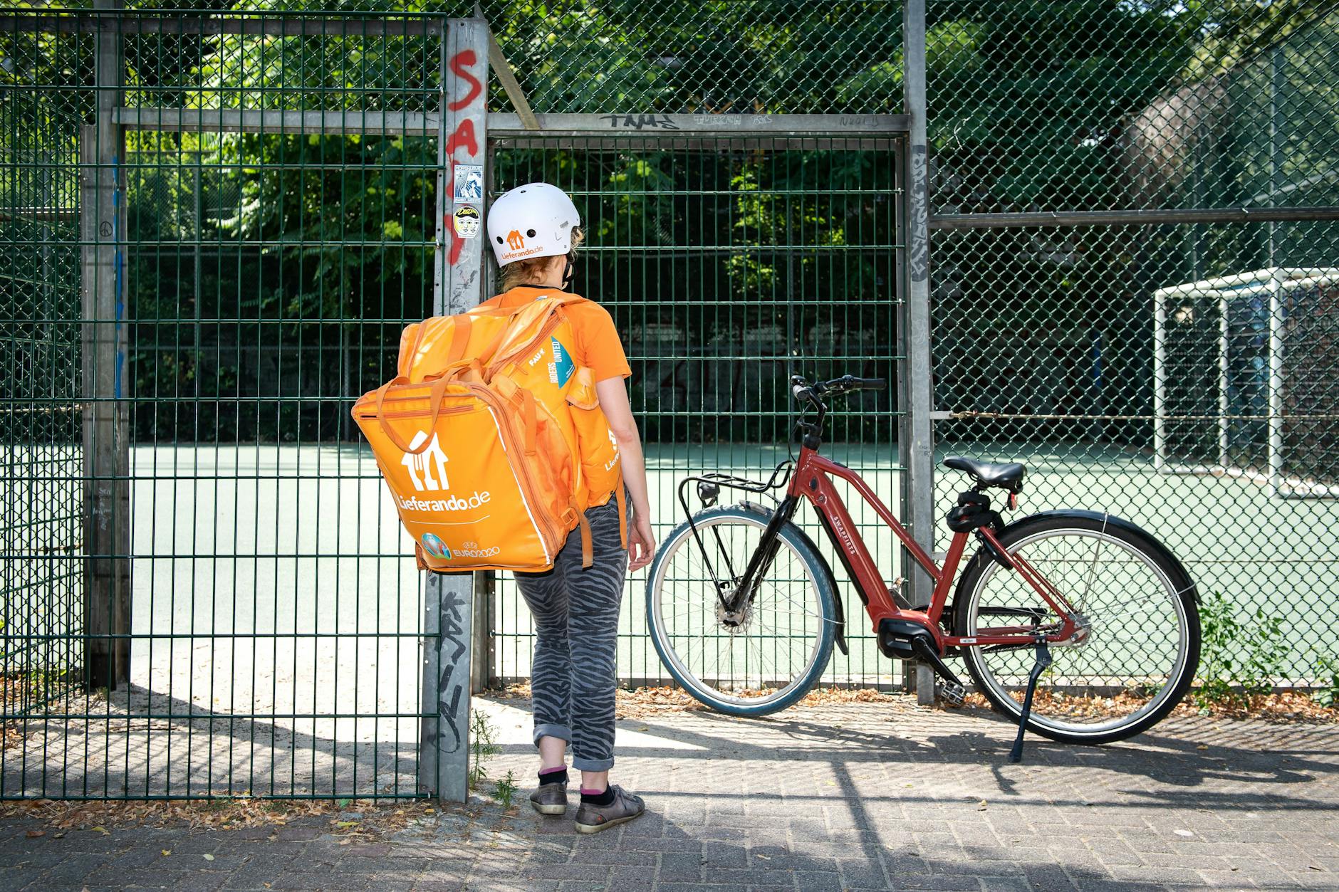 Die Lieferando-Fahrerin Iris (40) kurz vor ihrer Schicht.