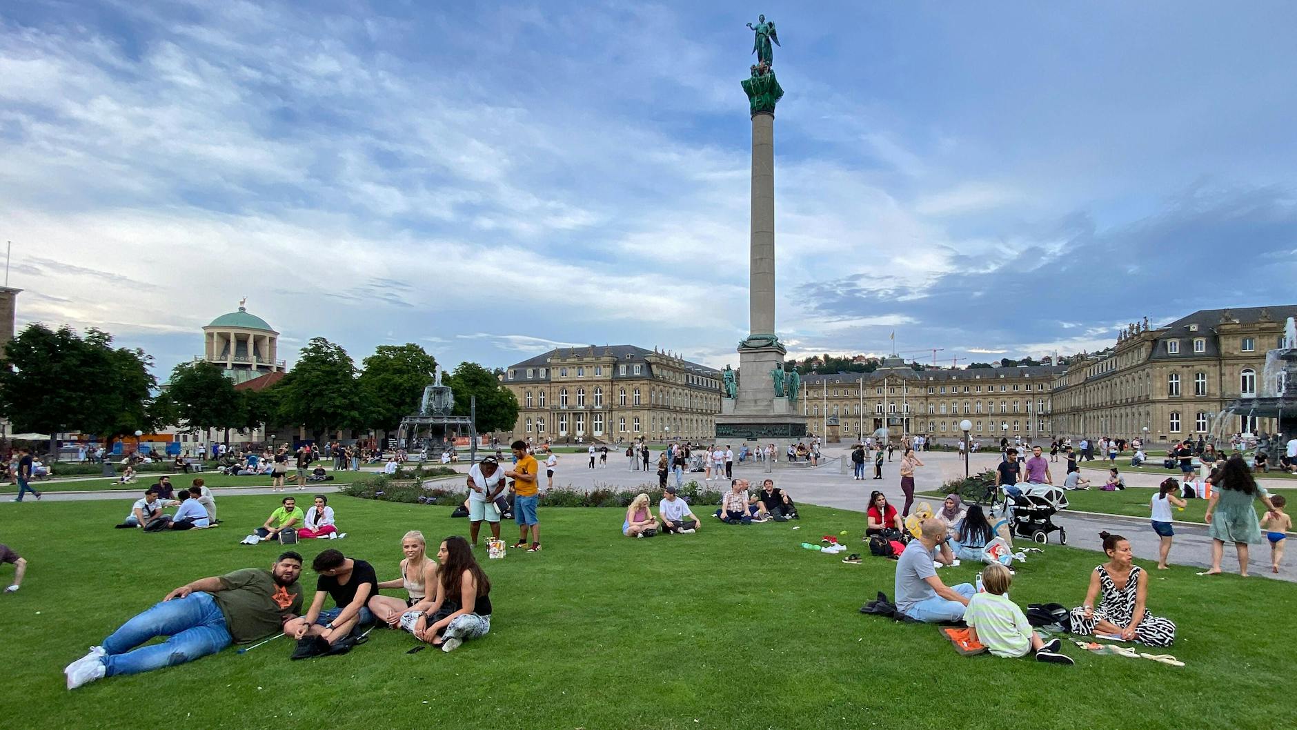Der Stuttgarter Schlossplatz. Hübsch, aber mehr muss man auch wirklich nicht gesehen haben von der schwäbischen Metropole.