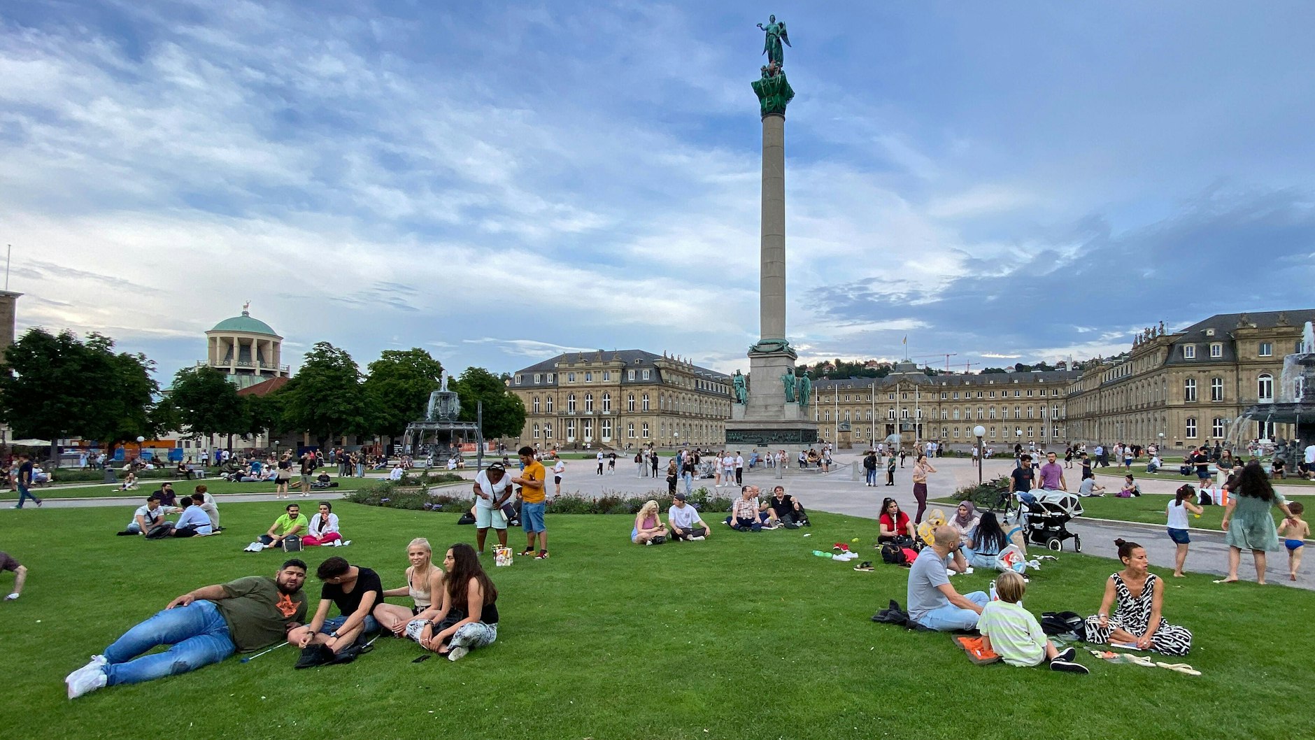Der Stuttgarter Schlossplatz. Hübsch, aber mehr muss man auch wirklich nicht gesehen haben von der schwäbischen Metropole.