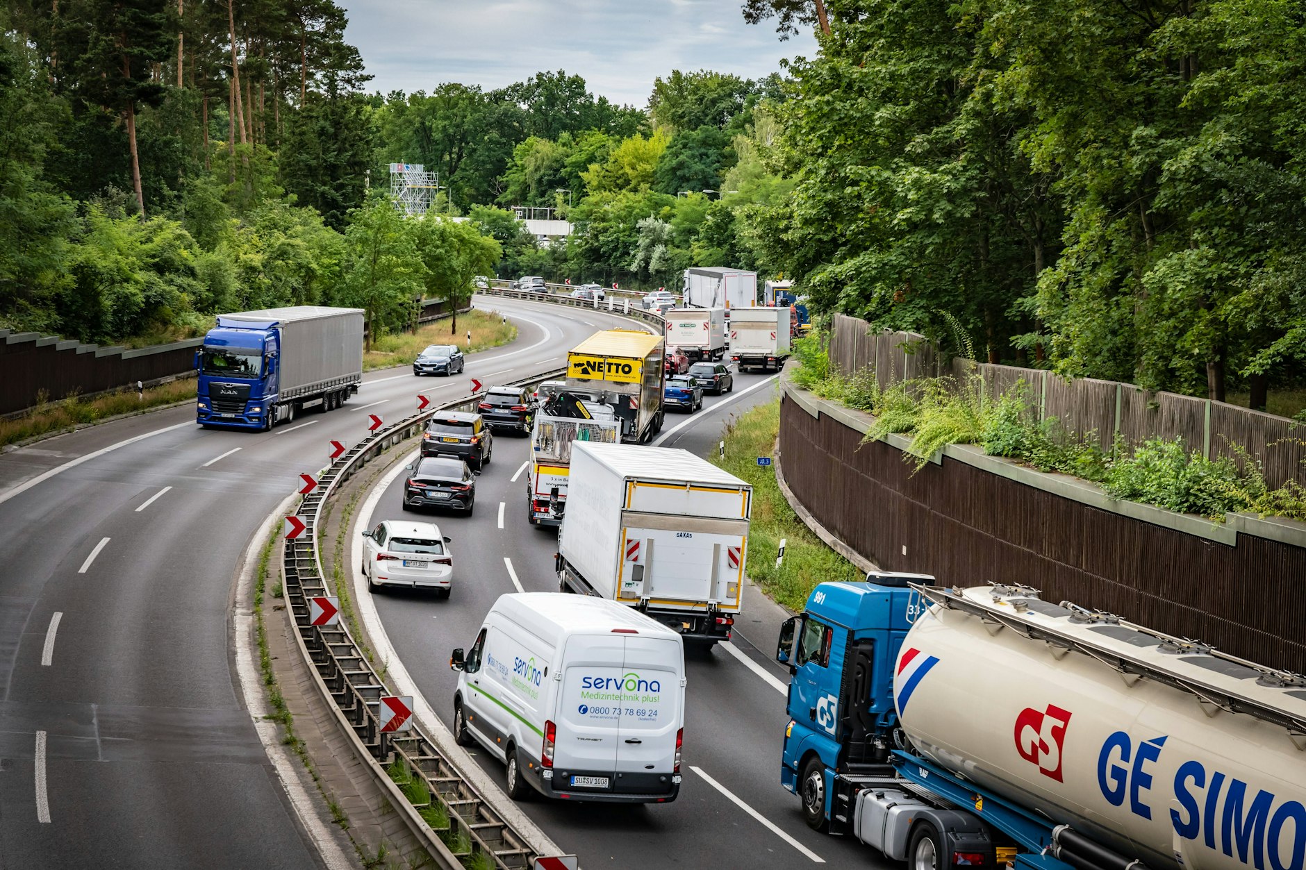 Schon jetzt gibt es auf der Autobahn A111 immer wieder Stau – hier auf dem kurvenreichen Abschnitt im Tegeler Forst. Dort wird während der Bauzeit ebenfalls die Kapazität verringert.