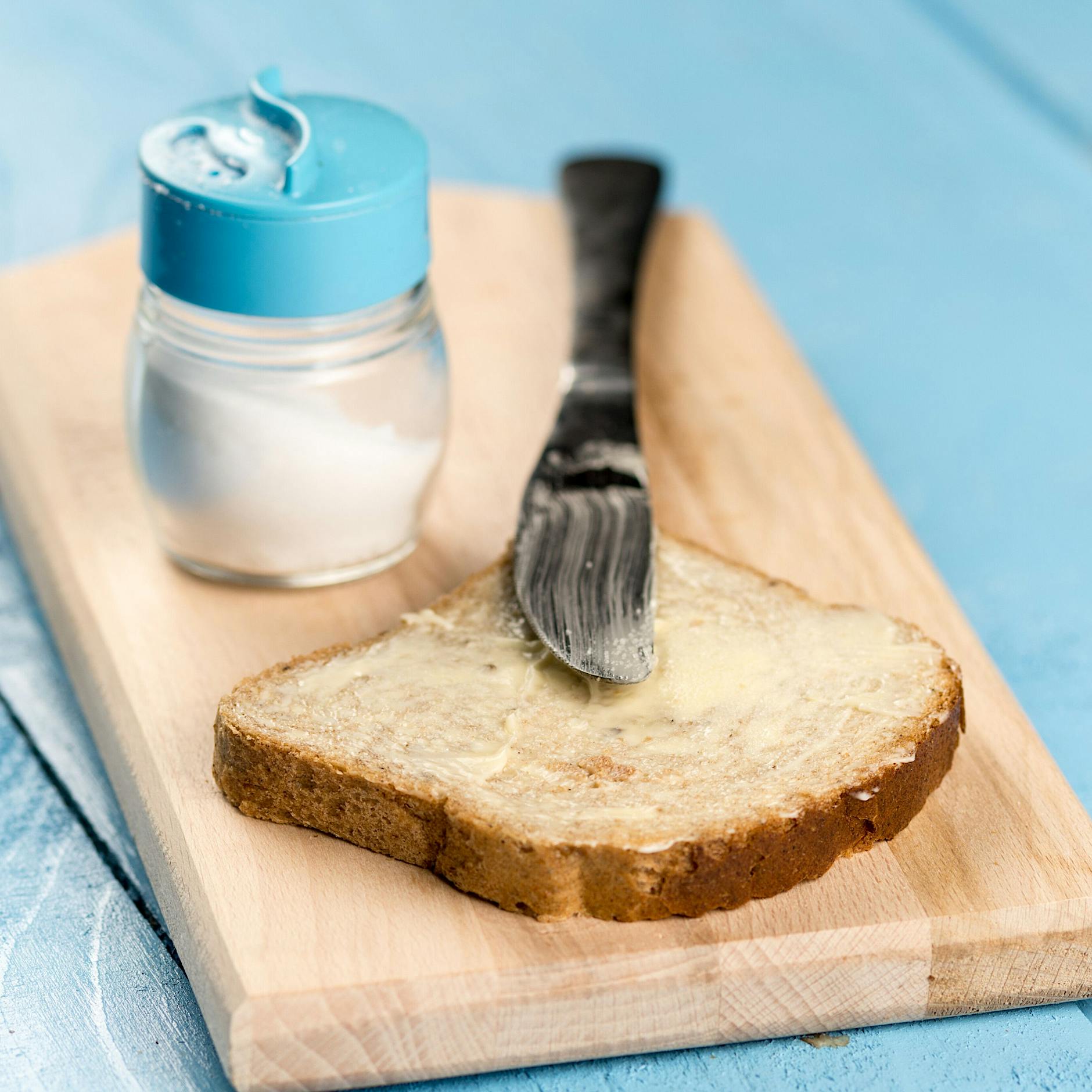 Die Bundesregierung muss handeln: Wie können Brot und Butter billiger werden?